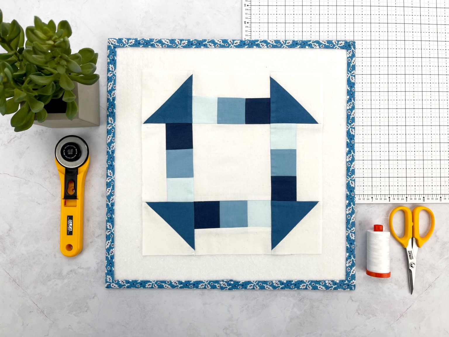 blauw en wit quiltblok op snijmat