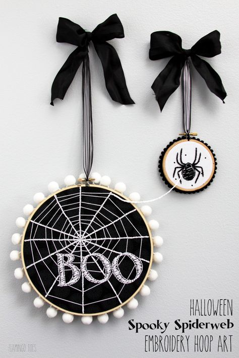 Deux jolis cerceaux à broder sur le thème d'Halloween en noir et blanc