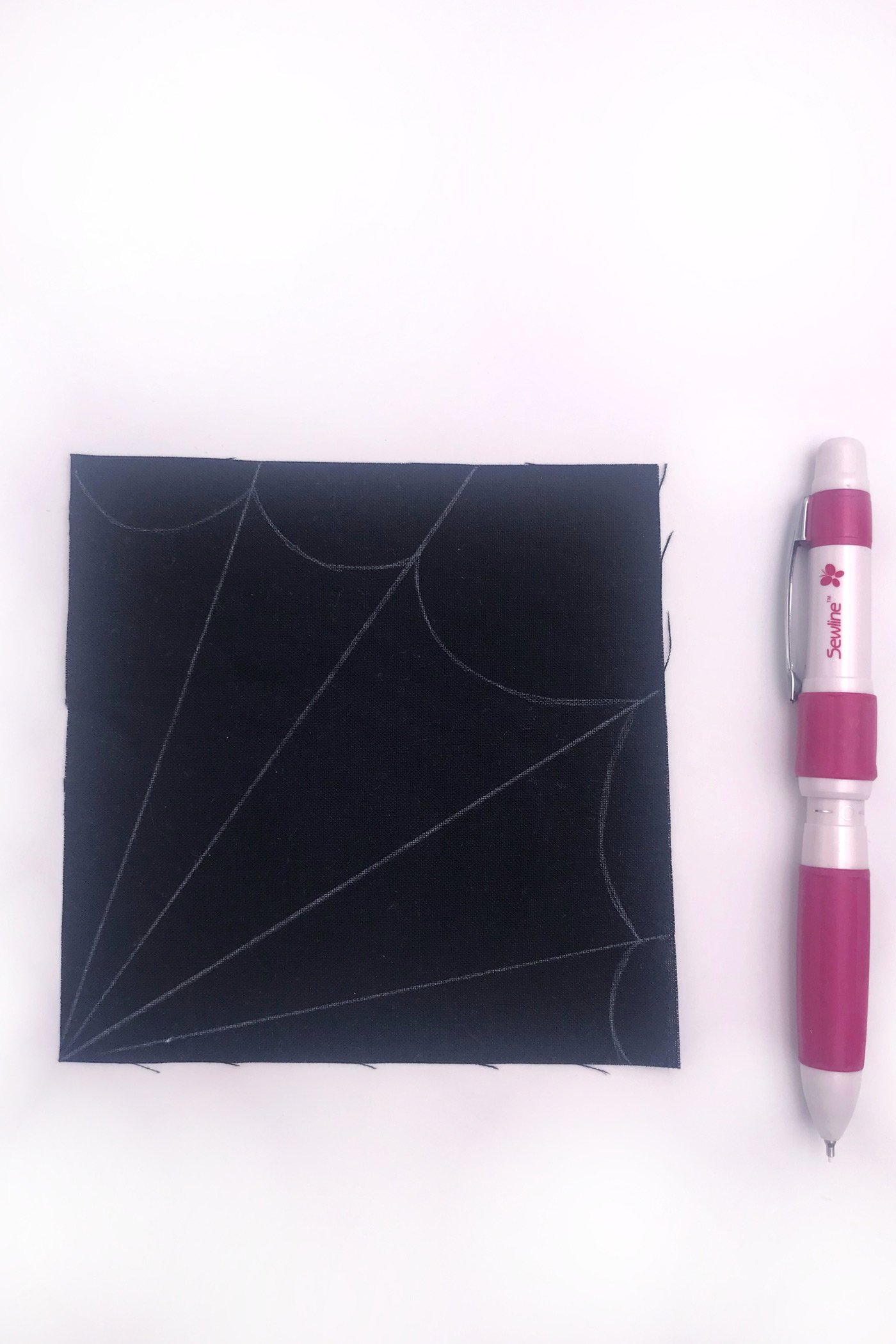 tissu noir avec une toile d'araignée blanche dessinée dessus