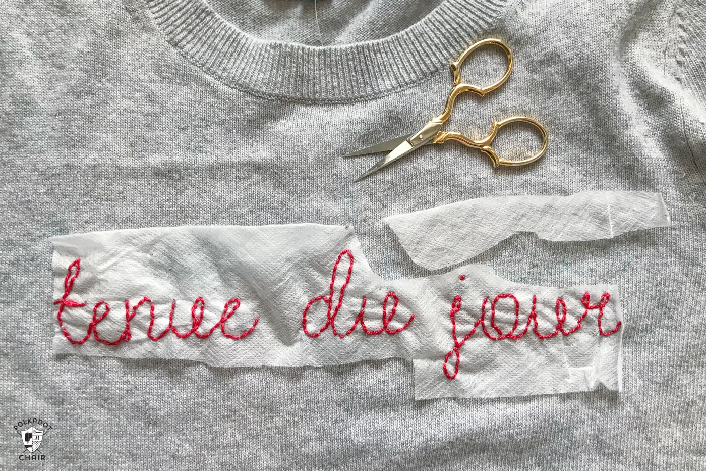 Apprenez à réaliser un pull brodé DIY avec une citation française amusante. Comprend un motif de broderie gratuit pour le devis. Une façon astucieuse de relooker un vieux pull. #DIYEmbroidery #DIYFashion #broderedsweater #tutorial