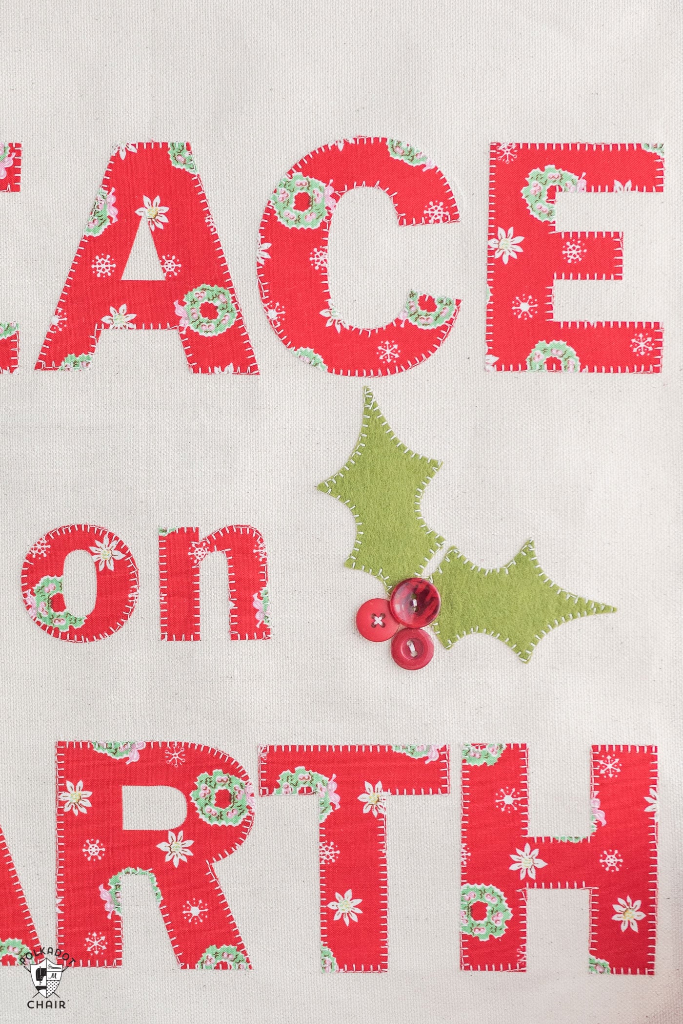 Bannière de Noël DIY en toile avec motif et modèles gratuits. Comment faire une bannière en toile - un joli panneau de Noël qui dit "Paix sur Terre" #Christmas #canvasbanner #DIY #ChristmasCrafts
