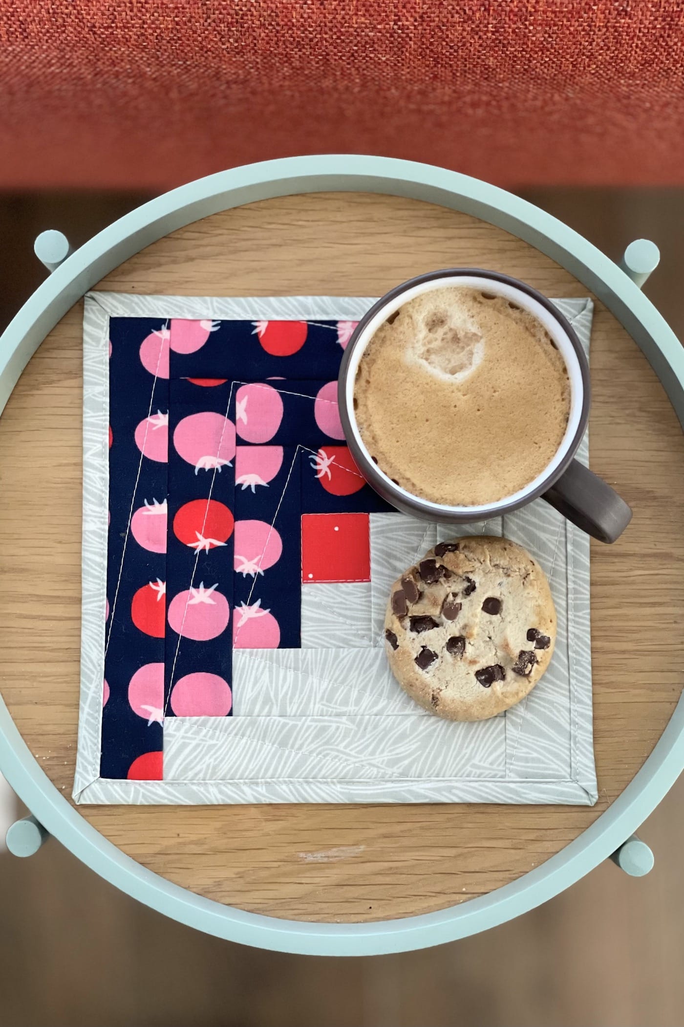 Tapis mug en rondins bleu marine et ivoire sur plateau en bois avec café et biscuits
