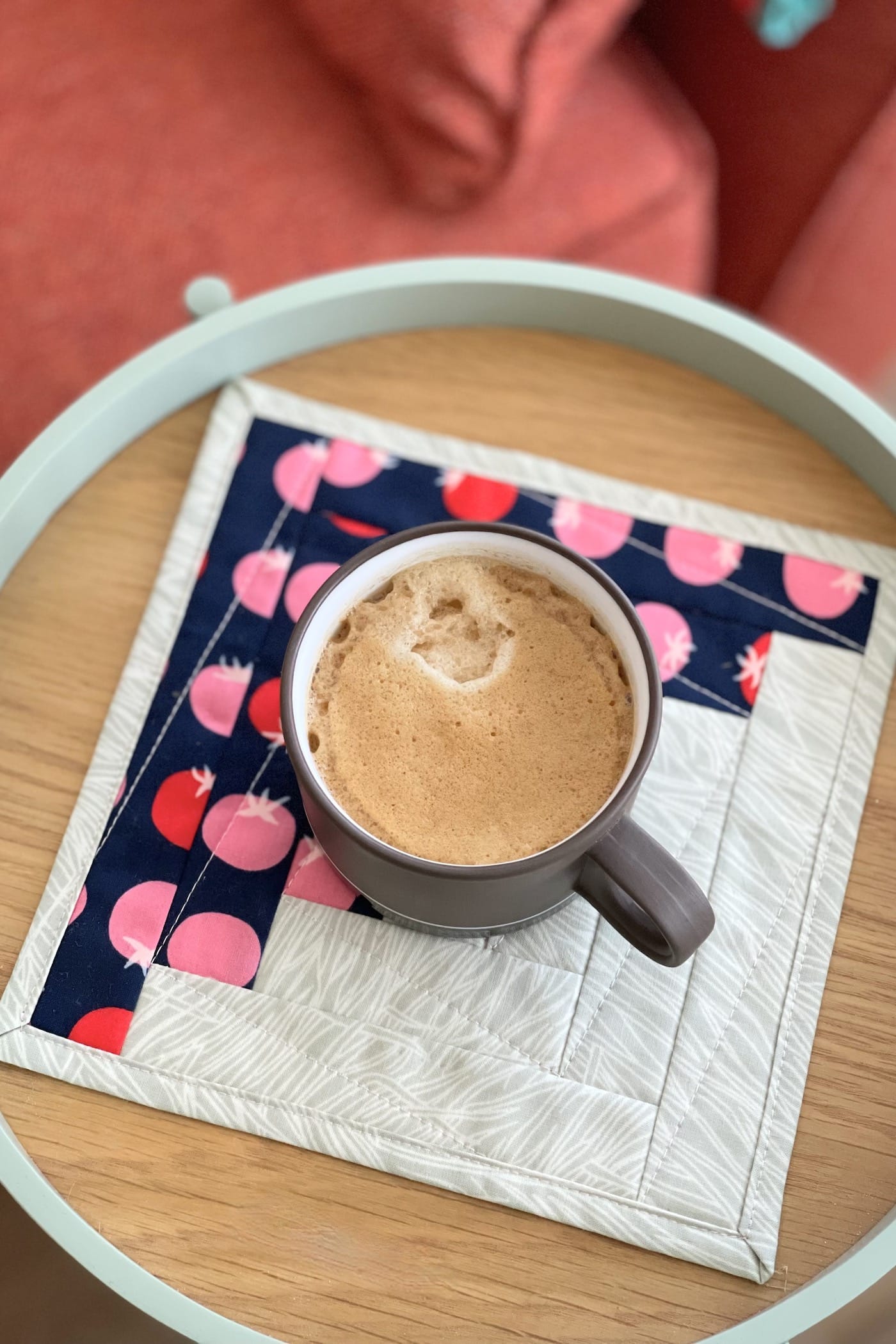 Tapis mug en rondins bleu marine et ivoire sur plateau en bois avec café et biscuits