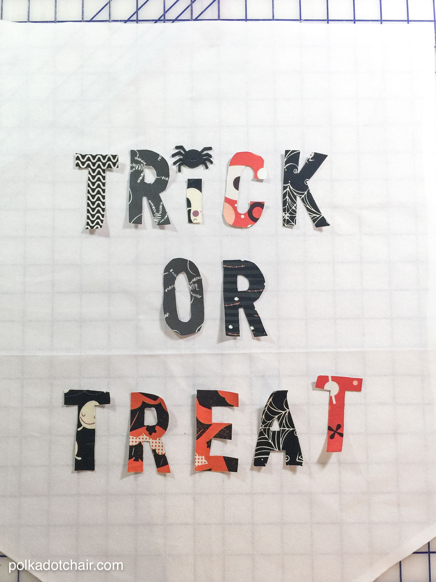 Tutoriel mignon de bannière en tissu Halloween Trick or Treat par Melissa de polkadotchair.com