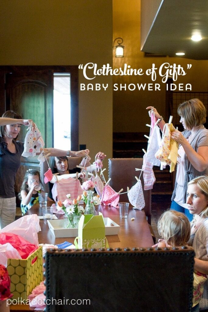 Adorable idée de cadeau de fête prénatale - offrez à la nouvelle maman une "corde à linge" de cadeaux pour bébé !