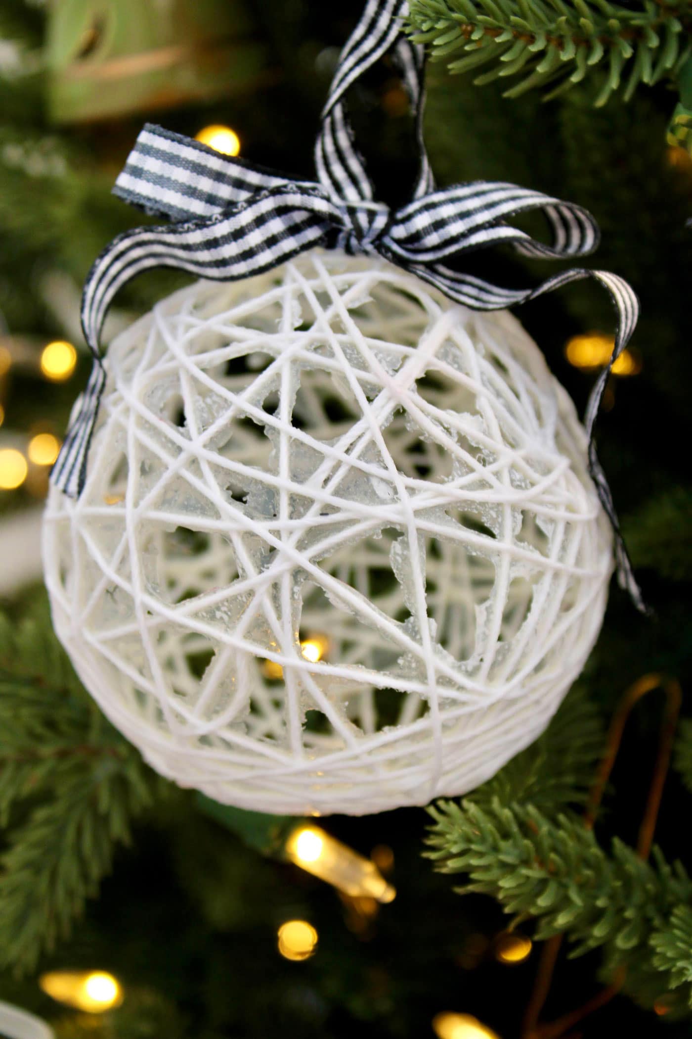 décoration de Noël à cordes sur un arbre