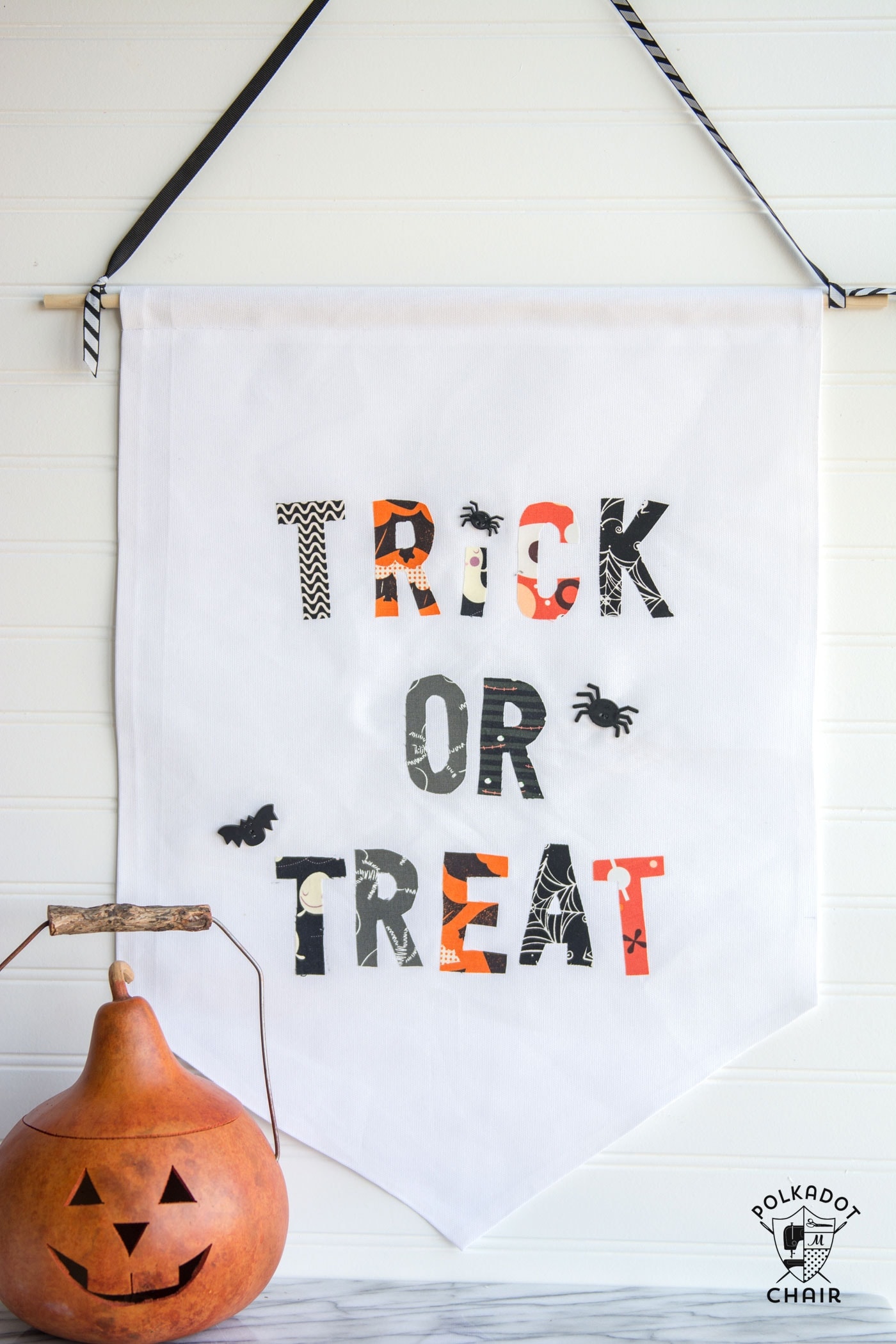 Bannière d'Halloween DIY Trick or Treat - en noir et blanc avec citrouille en bois sur le mur