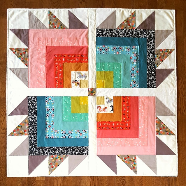 blocs de courtepointe de différentes couleurs sur un tapis de découpe blanc