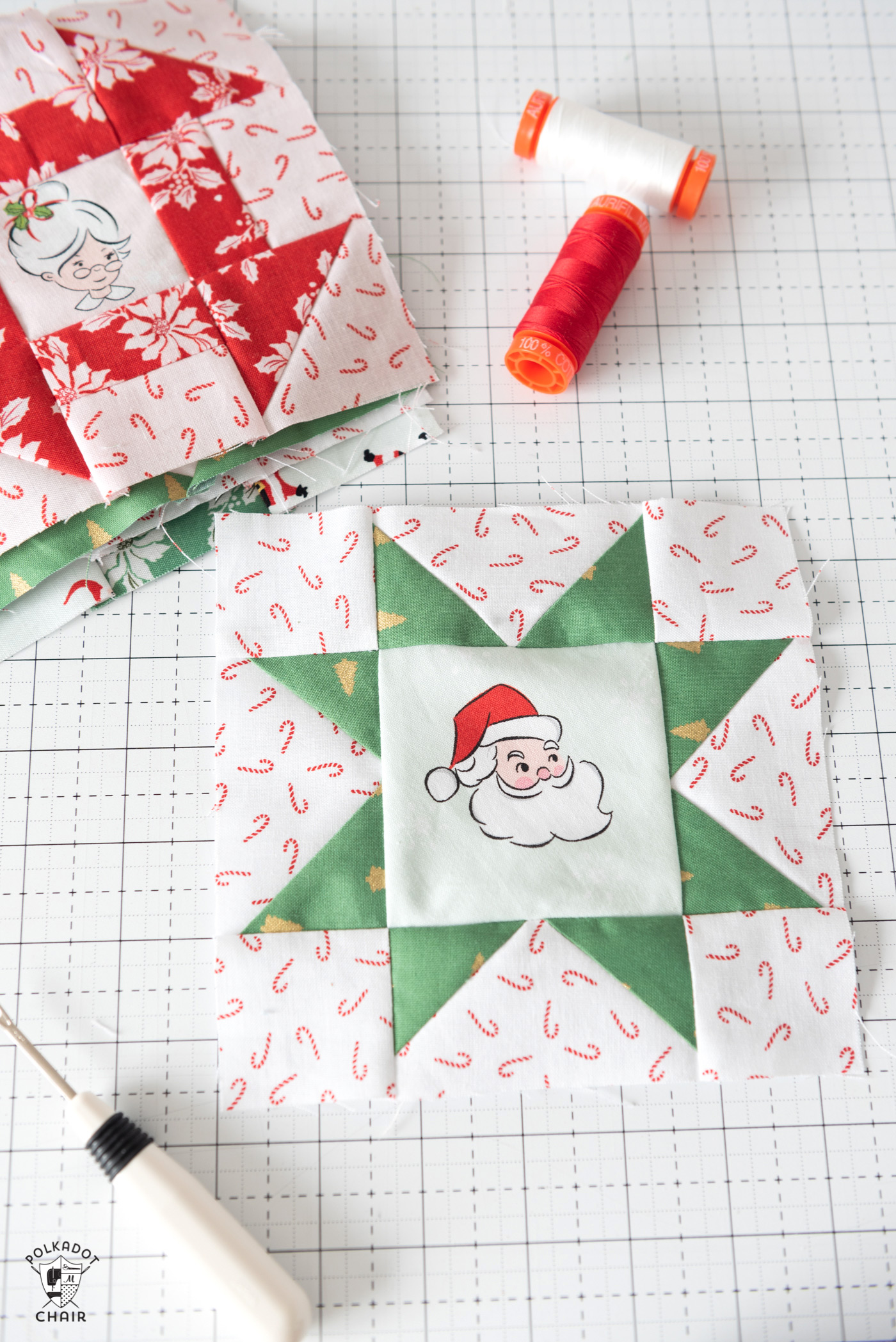 bloc de courtepointe de Noël rouge et vert sur tapis de découpe blanc