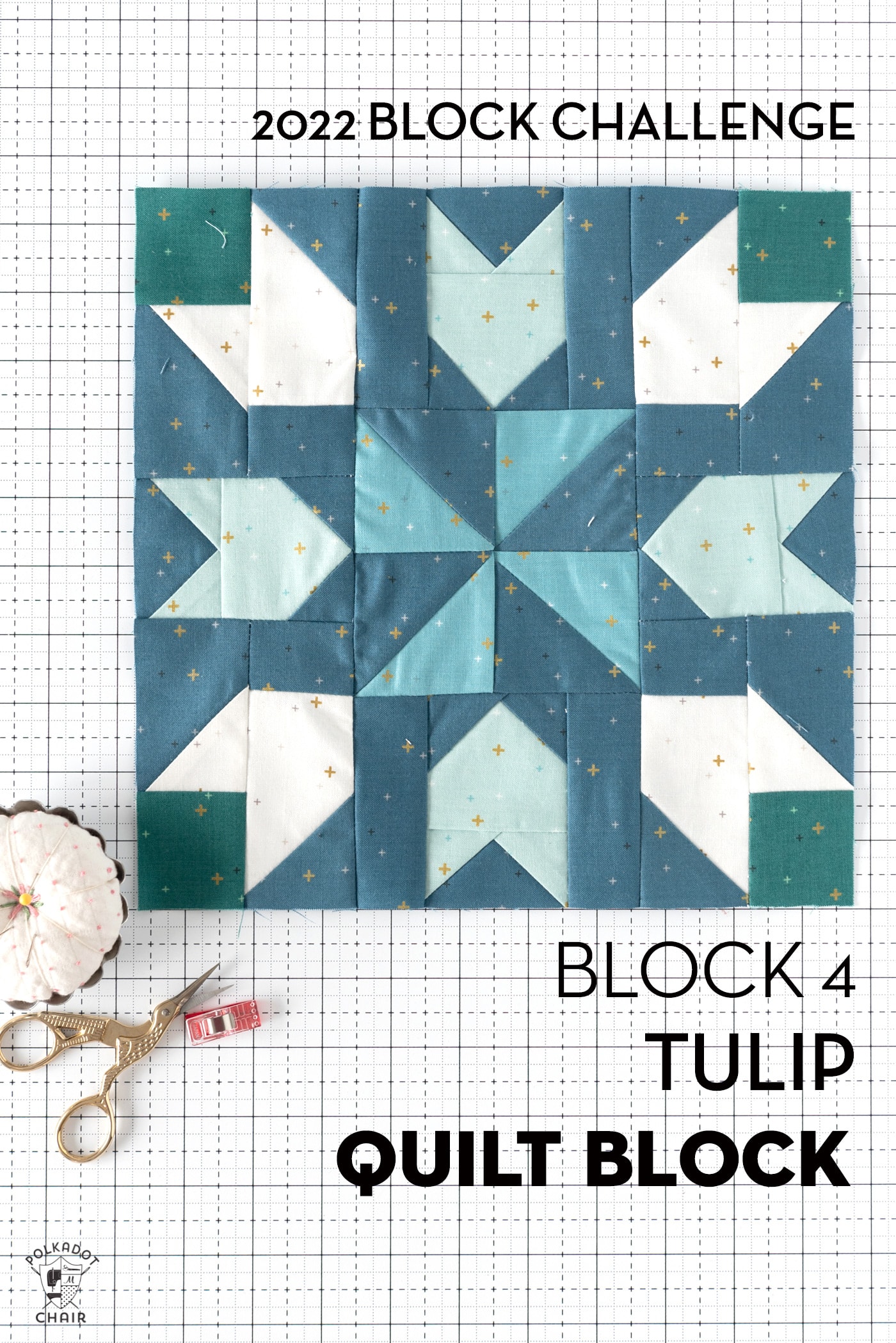 bloc de courtepointe bleu et blanc sur tapis de découpe blanc