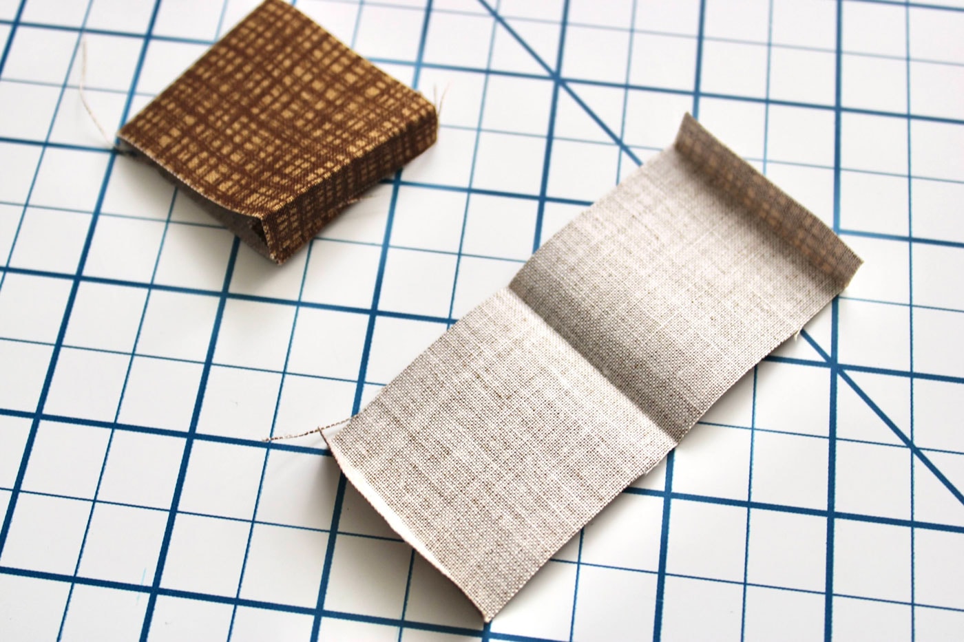 Tissu marron en deux morceaux sur tapis de découpe