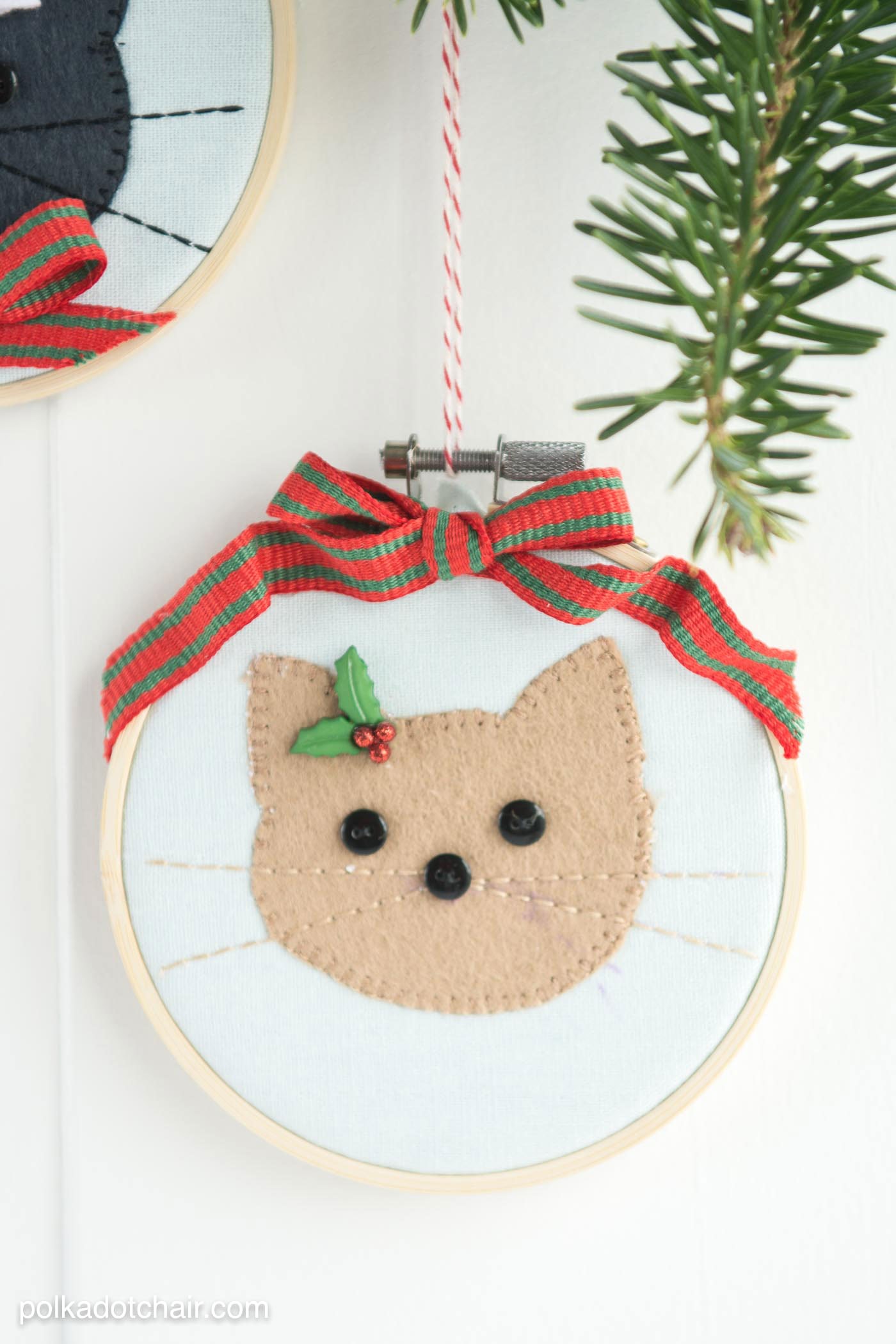 Cerceau de broderie de chat bricolage, ornements de Noël avec instructions et motif de couture gratuit sur polkadotchair.com