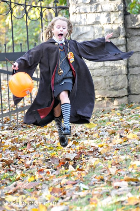 Enfant en robe Harry Potter à l'extérieur
