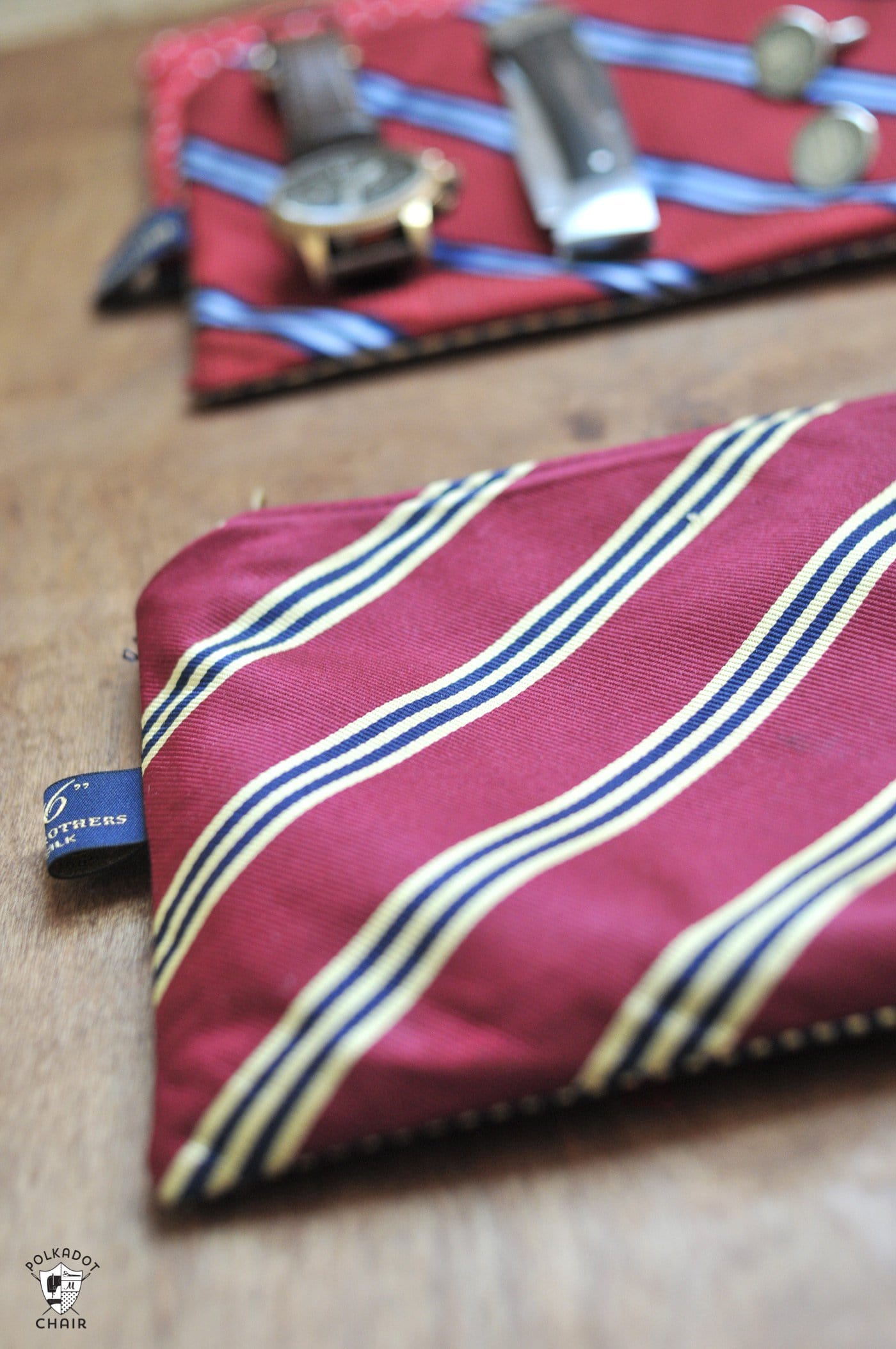 Pochette zippée à cravate recyclée sur table marron