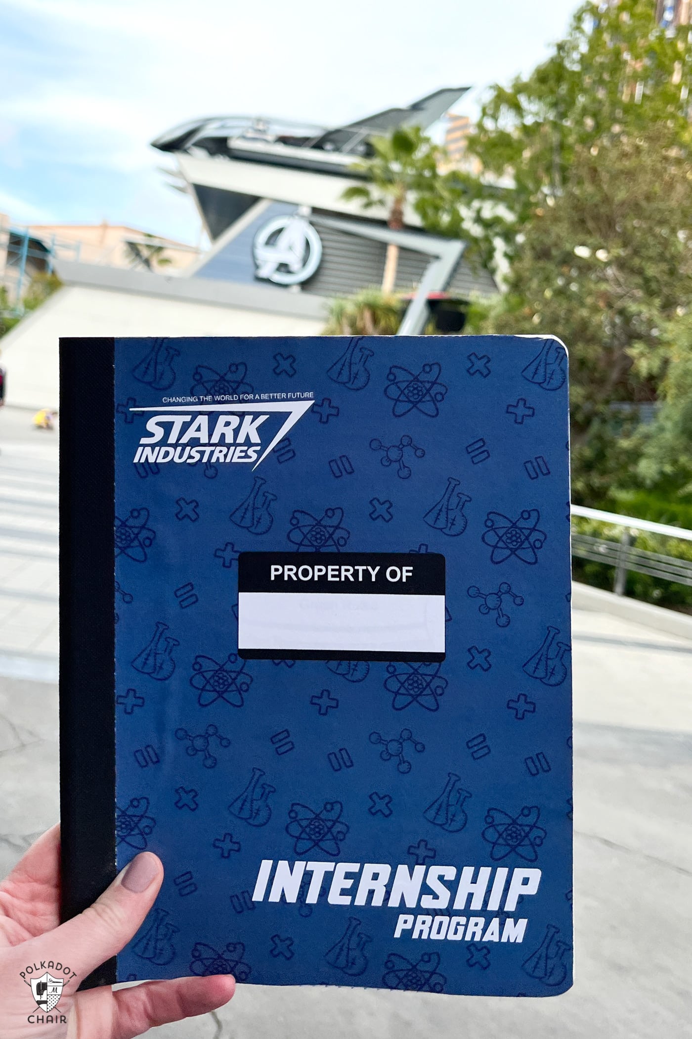 gros plan du carnet Stark devant la scène à Disneyland