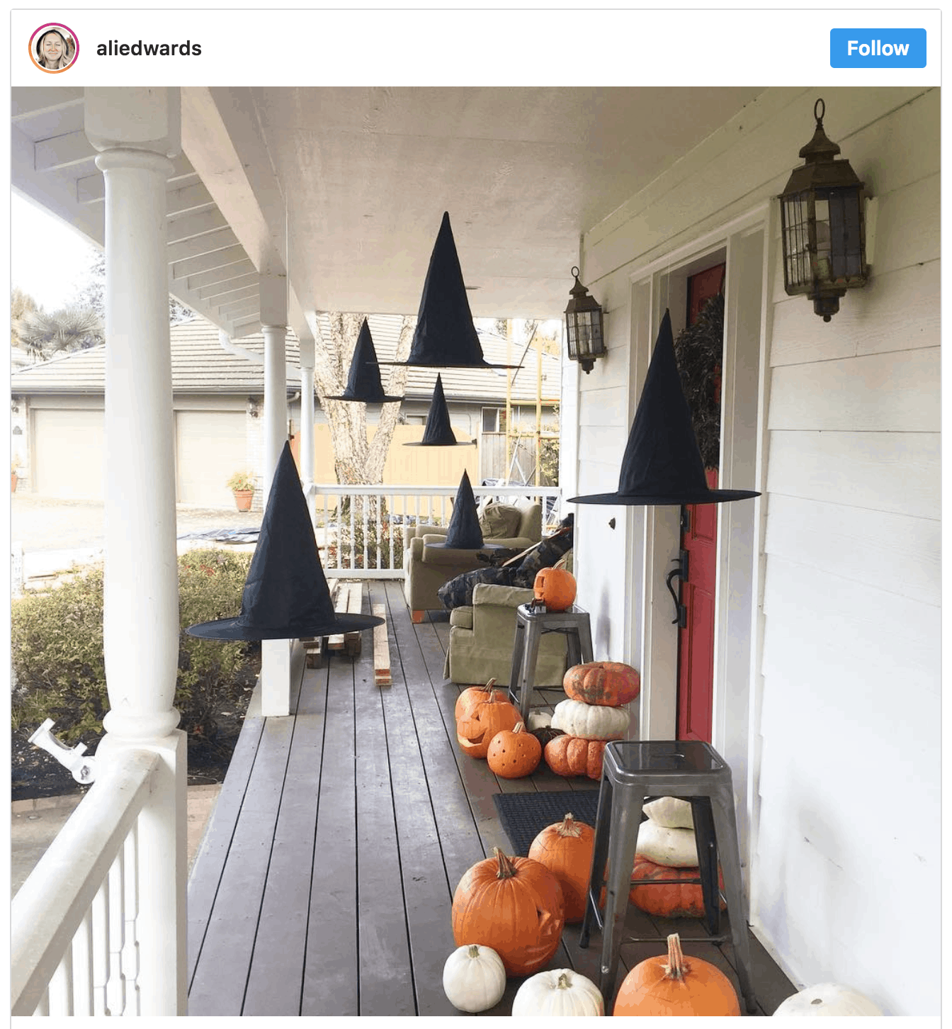 Capture d'écran Instagram de luminaires en forme de chapeau de sorcière sur un porche avec des citrouilles.