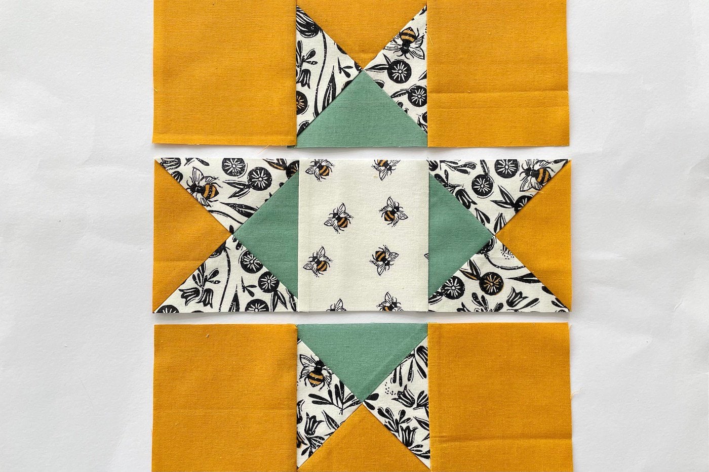 tissu coupé sur une table blanche en forme d'étoile