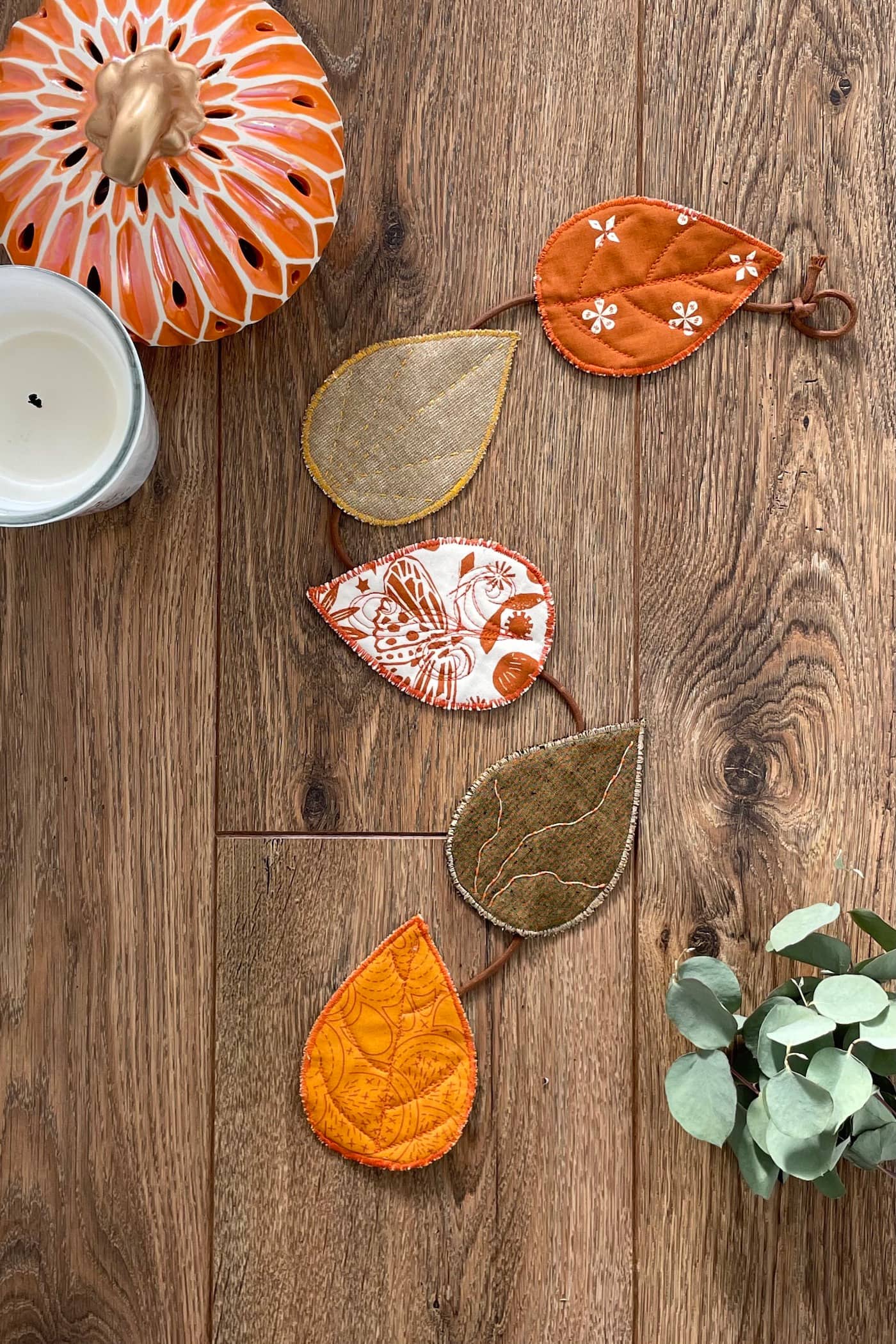feuilles de tissu sur une table en bois marron
