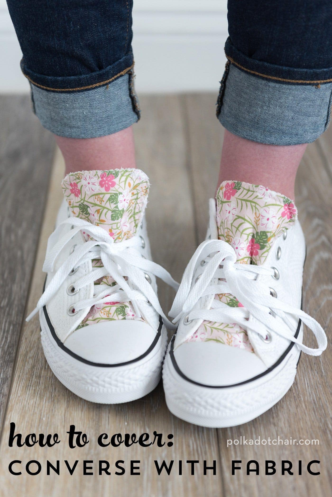 Comment personnaliser vos converses avec du tissu - une façon DIY de décorer la languette de vos chaussures converse. Comment ajouter du tissu aux chaussures #DIYfashion #DIYConverse #CustomConverse #CustomShoes #DIYCustomShoes #decorateshoes