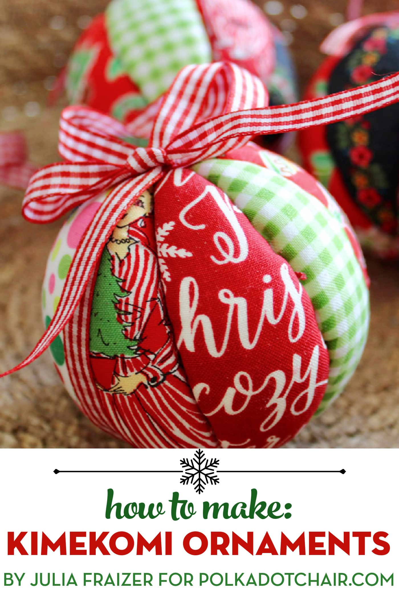 décoration de Noël en tissu rouge, blanc et vert avec un noeud dans un panier