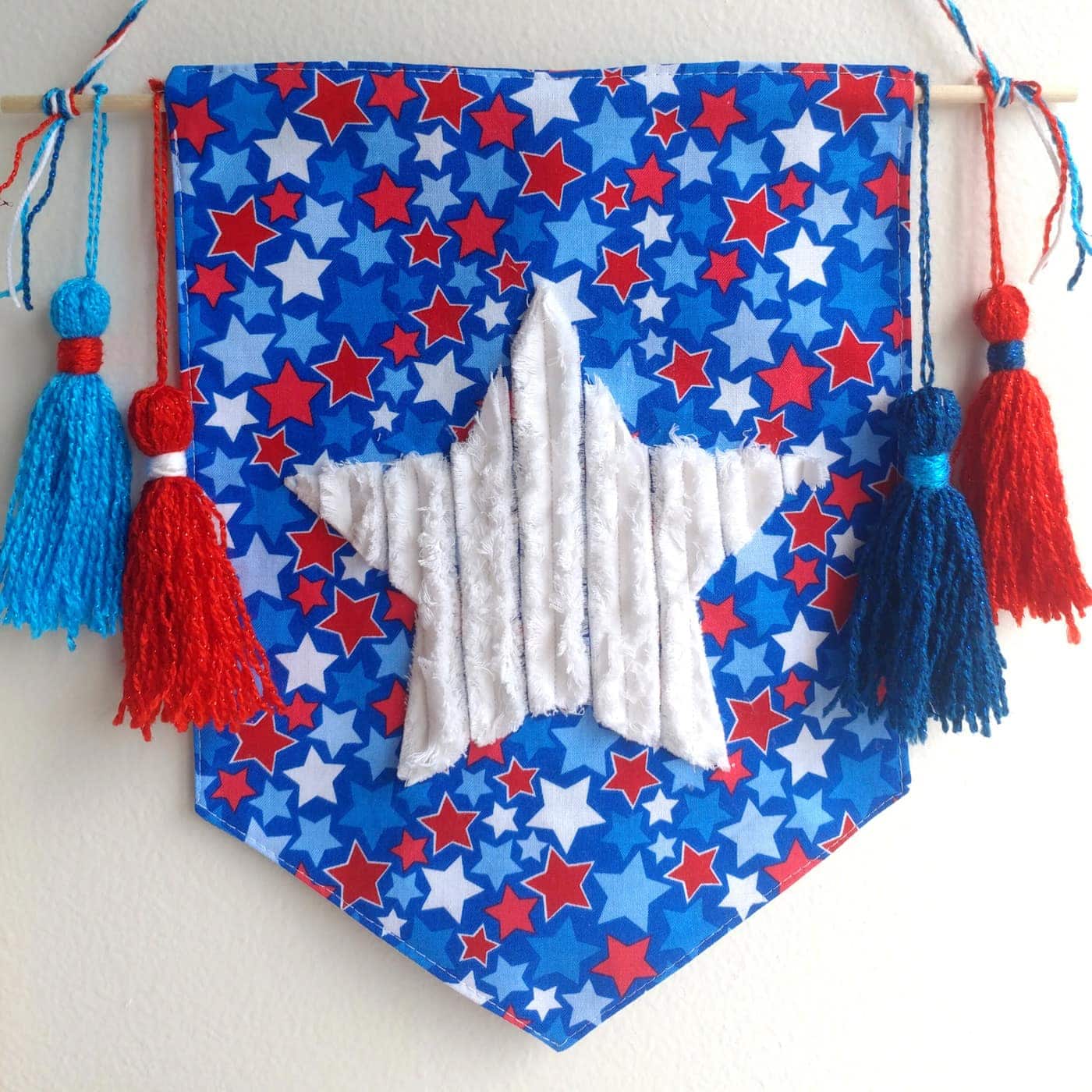 Le didacticiel de couture de bannière étoile chenille, une idée d'artisanat gratuite du 4 juillet, fait une décoration si mignonne du 4 juillet ! #4thofjuly #4thofjulycrafts #4thofjulysewing #smallsewingproject