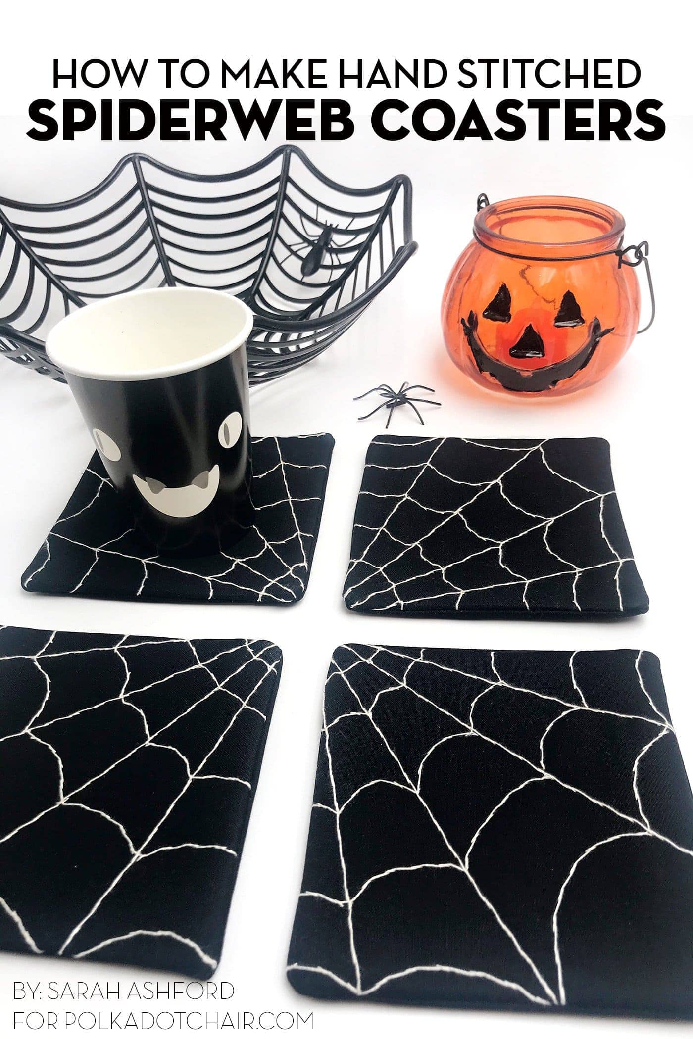 4 dessous de verre en toile d'araignée noir et blanc sur table blanche avec accessoires d'Halloween