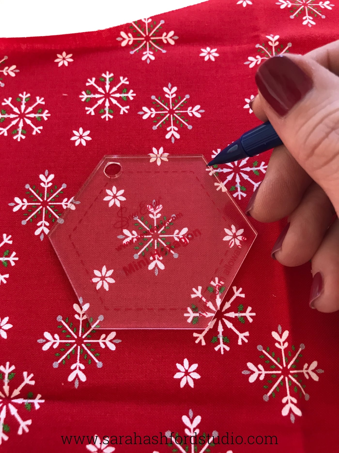Tutoriel super mignon sur les torchons Hexie de Noël par Sarah Ashford. Une idée de cadeau de Noël tellement amusante ; apprenez à coudre des hexagones ! #cadeauxdenoel #christmassewing #hexies #hexagones #hexagontutorial #christmasfabric #teatowel