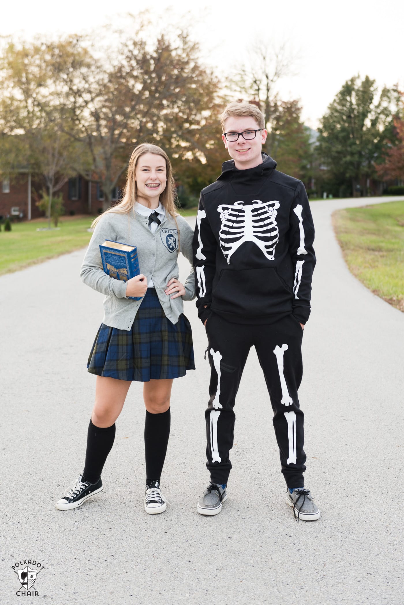 Teen girl in Gilmore Girls costume et teen boy in DIY Skeleton Halloween costume, debout à l'extérieur