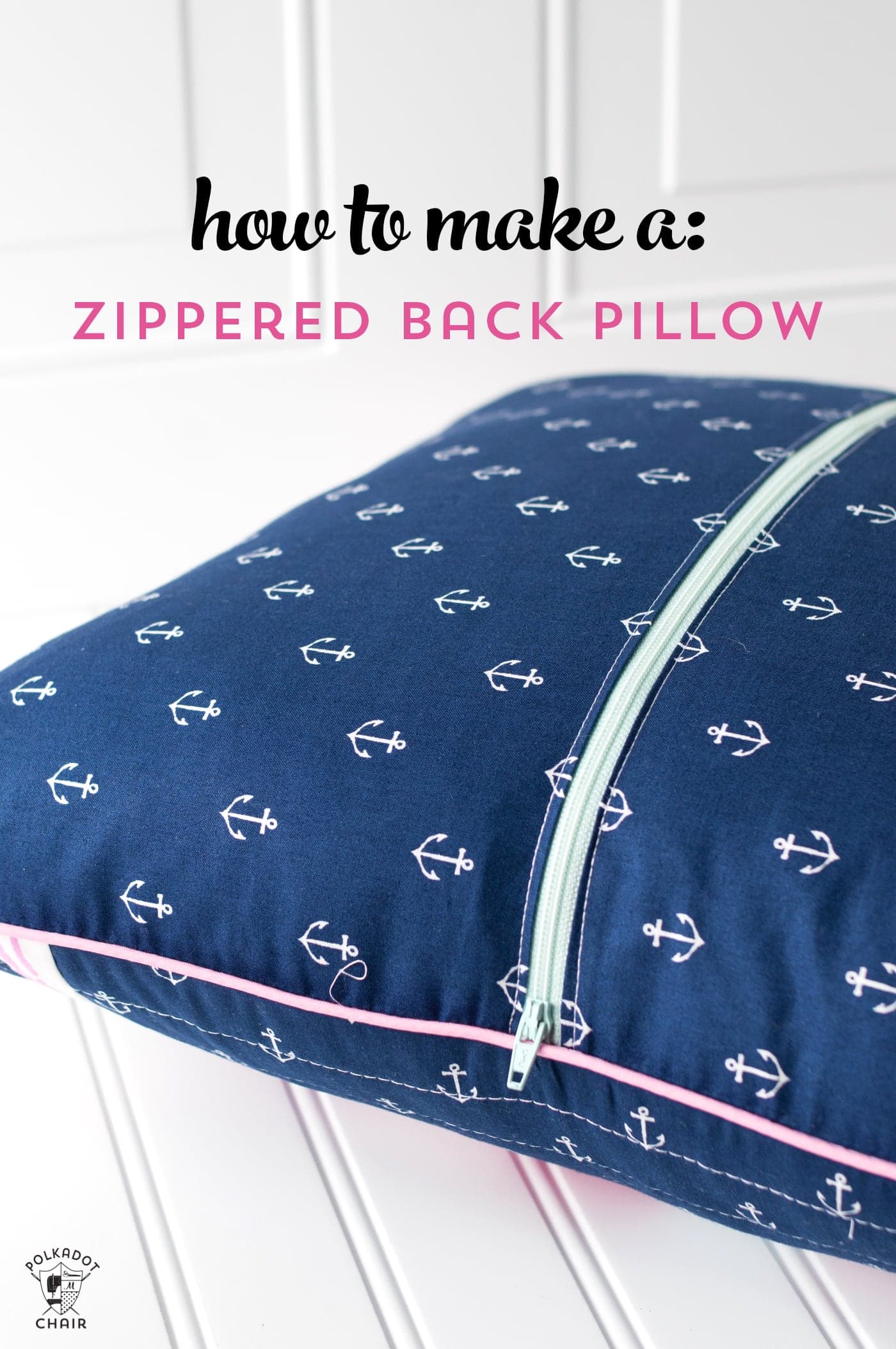 gros plan d'un oreiller bleu et blanc avec fermeture éclair rose