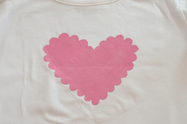 DIY T-shirt Saint-Valentin Technique de pochoir sur papier congélateur