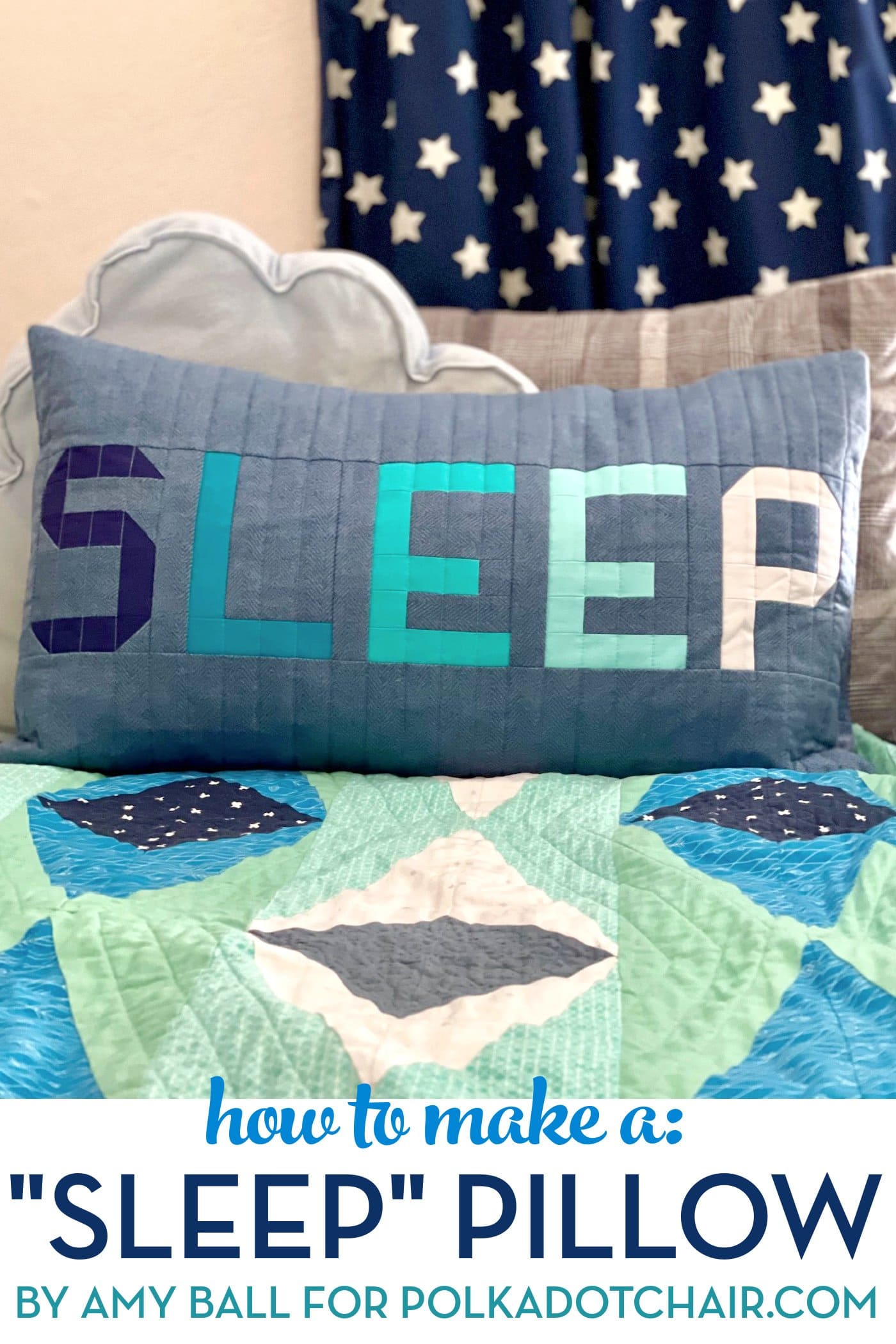 oreiller patchwork bleu et gris sur le lit avec d'autres oreillers