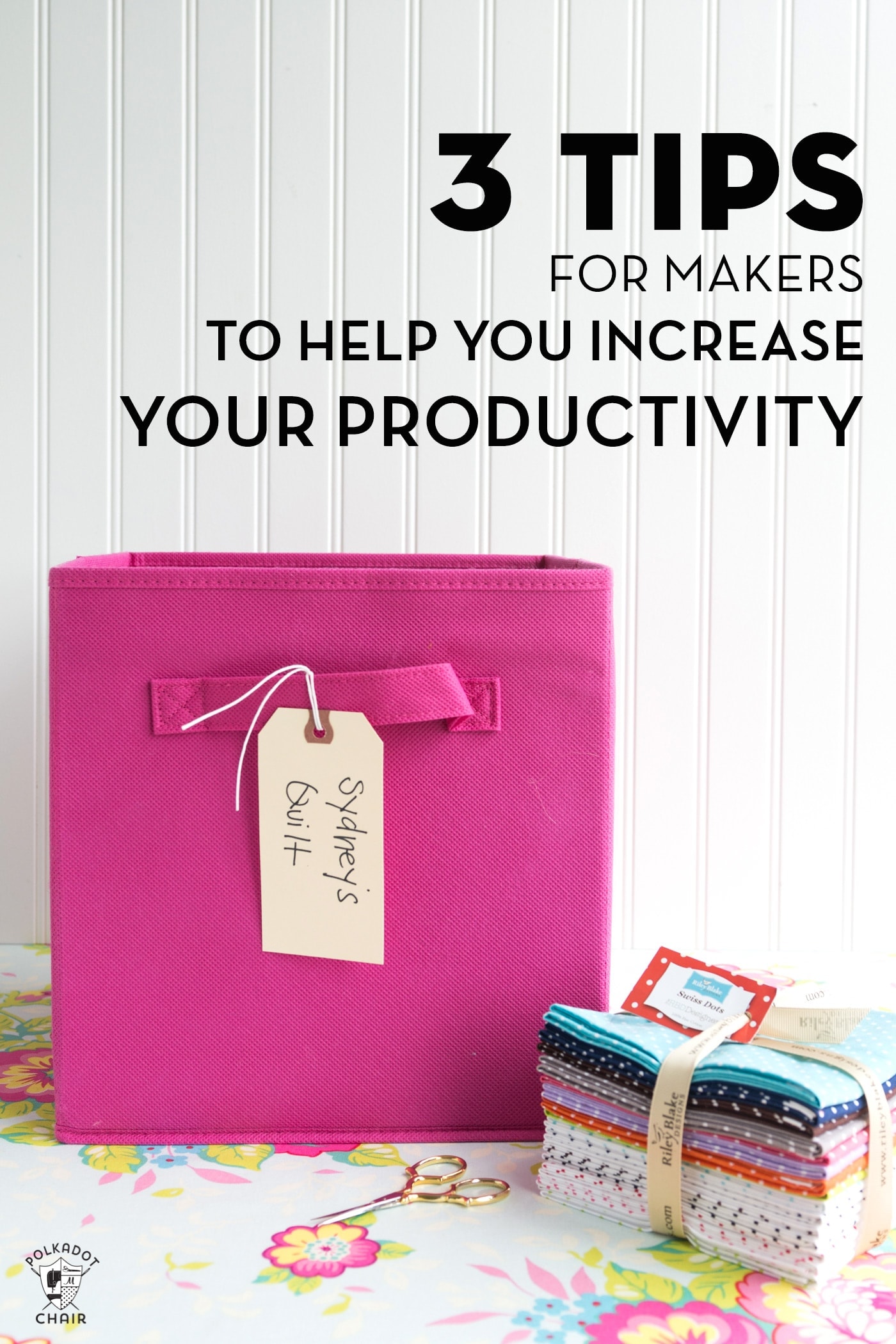 Image de titre pour des conseils de productivité. Une boîte rose contenant du tissu sur une table devant un mur blanc.