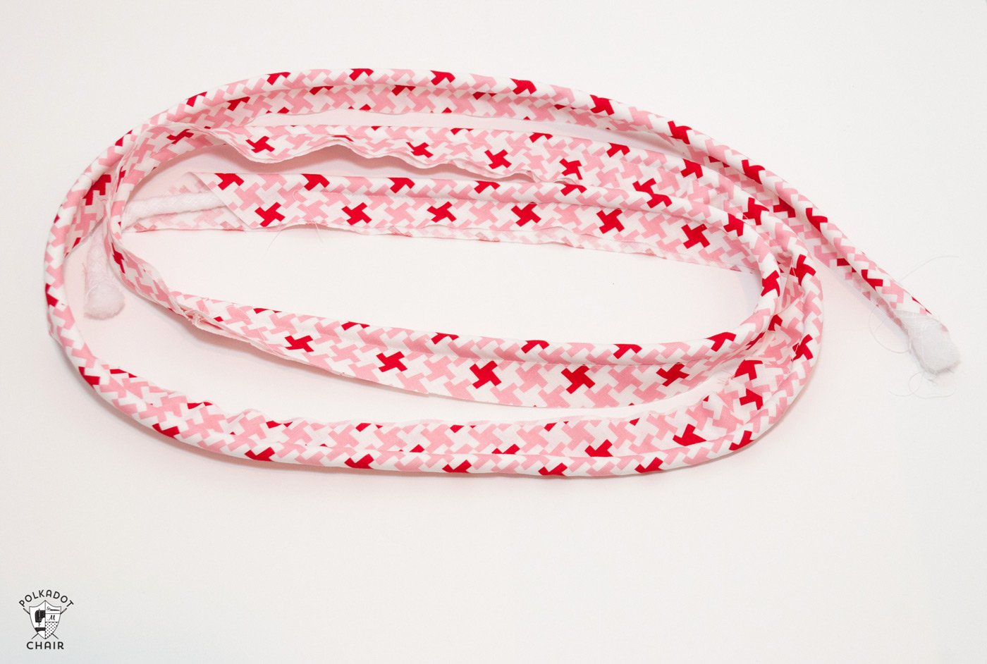 tissu rouge et blanc sur tapis de découpe blanc