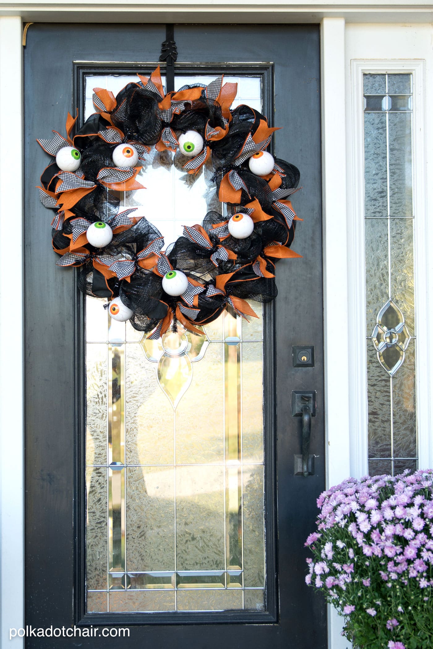 Comment faire une jolie couronne de globe oculaire d'Halloween pour votre porte d'entrée avec du Geo Mesh et du ruban.