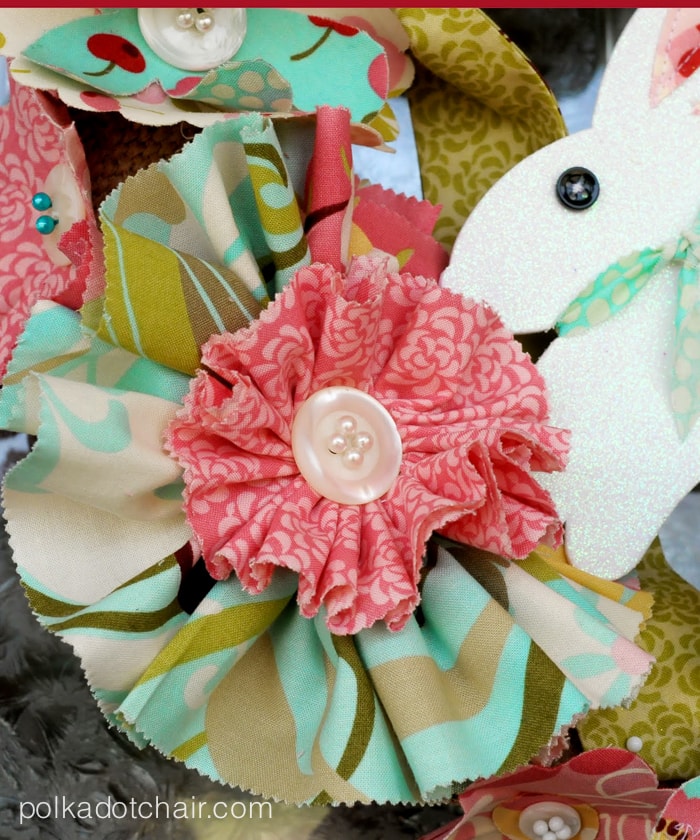 Jolie couronne DIY pour Pâques faite avec des fleurs en tissu