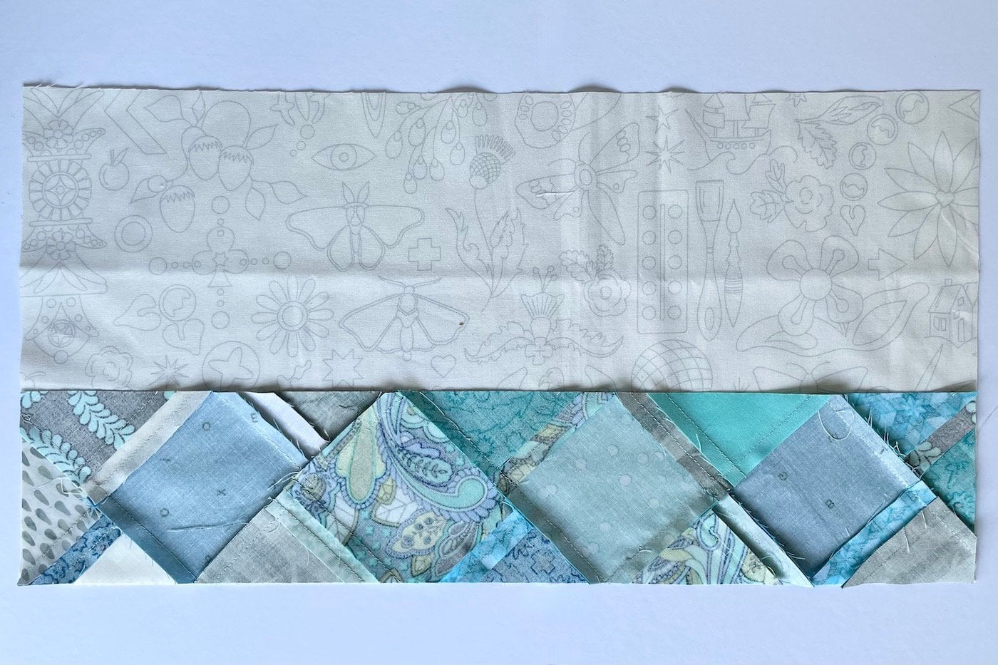 tissus bleus cousus ensemble en patchwork