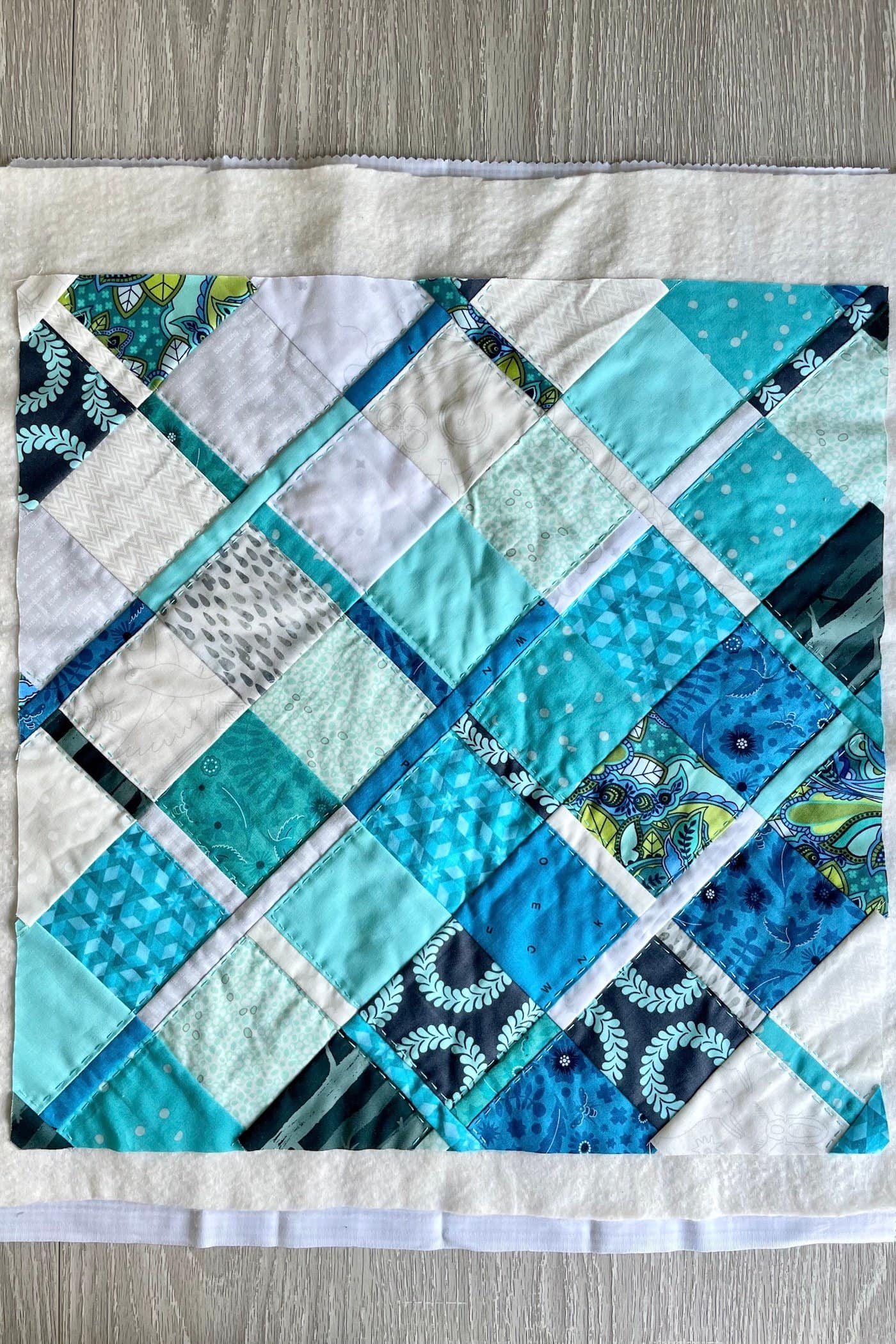 tissus bleus cousus ensemble en patchwork