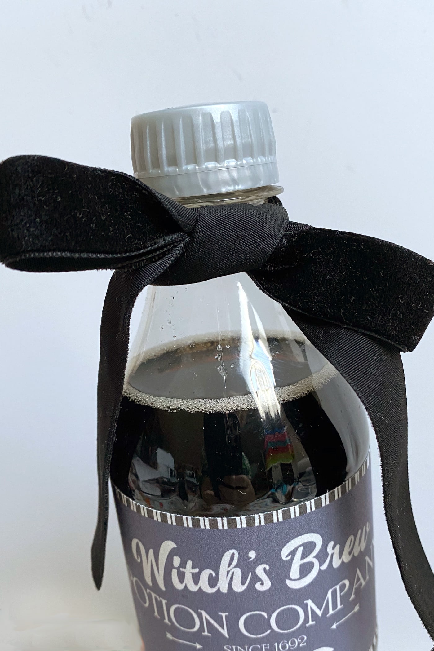 pita beludru hitam pada botol soda