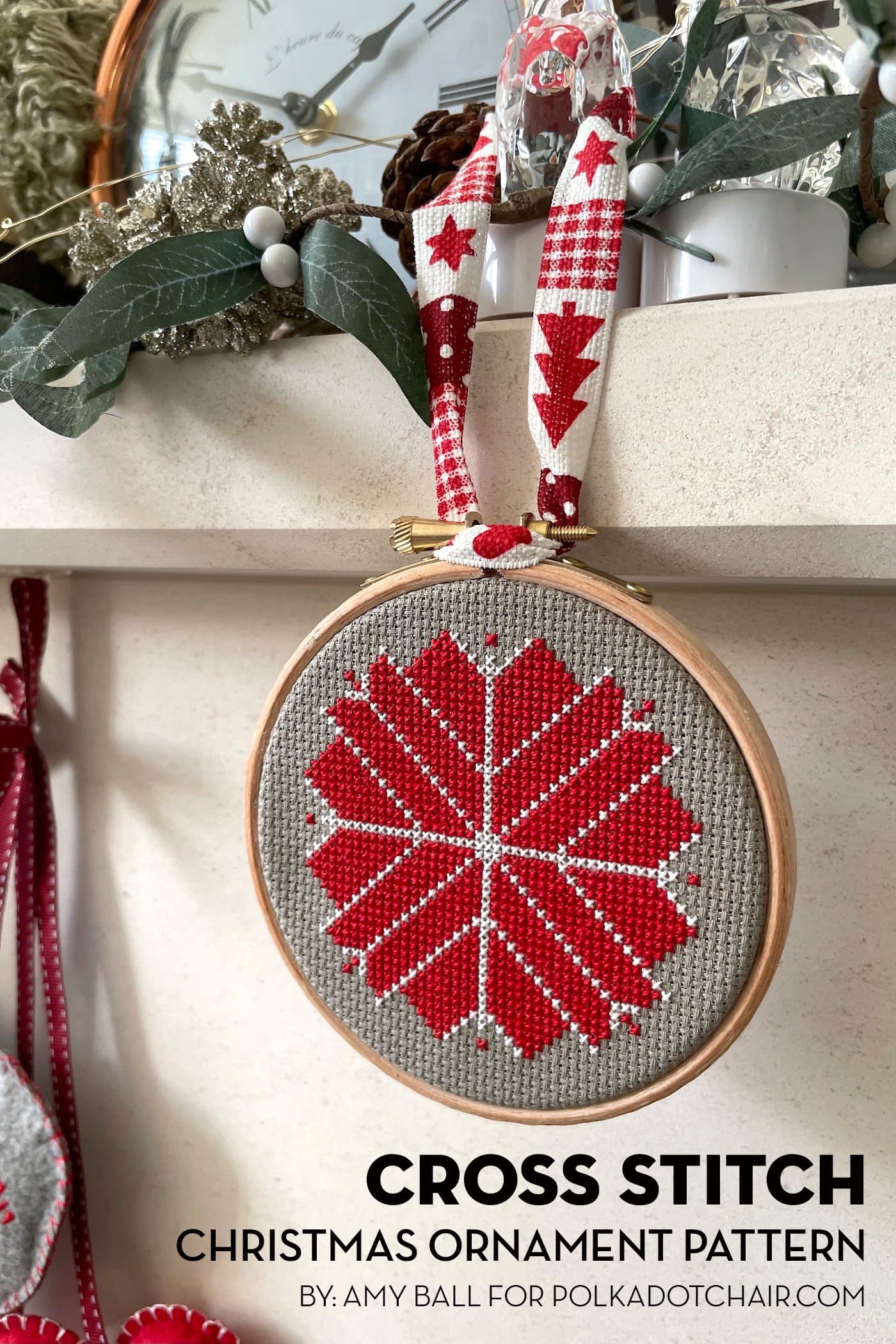 décoration de Noël rouge, blanche et grise accrochée au manteau de la cheminée