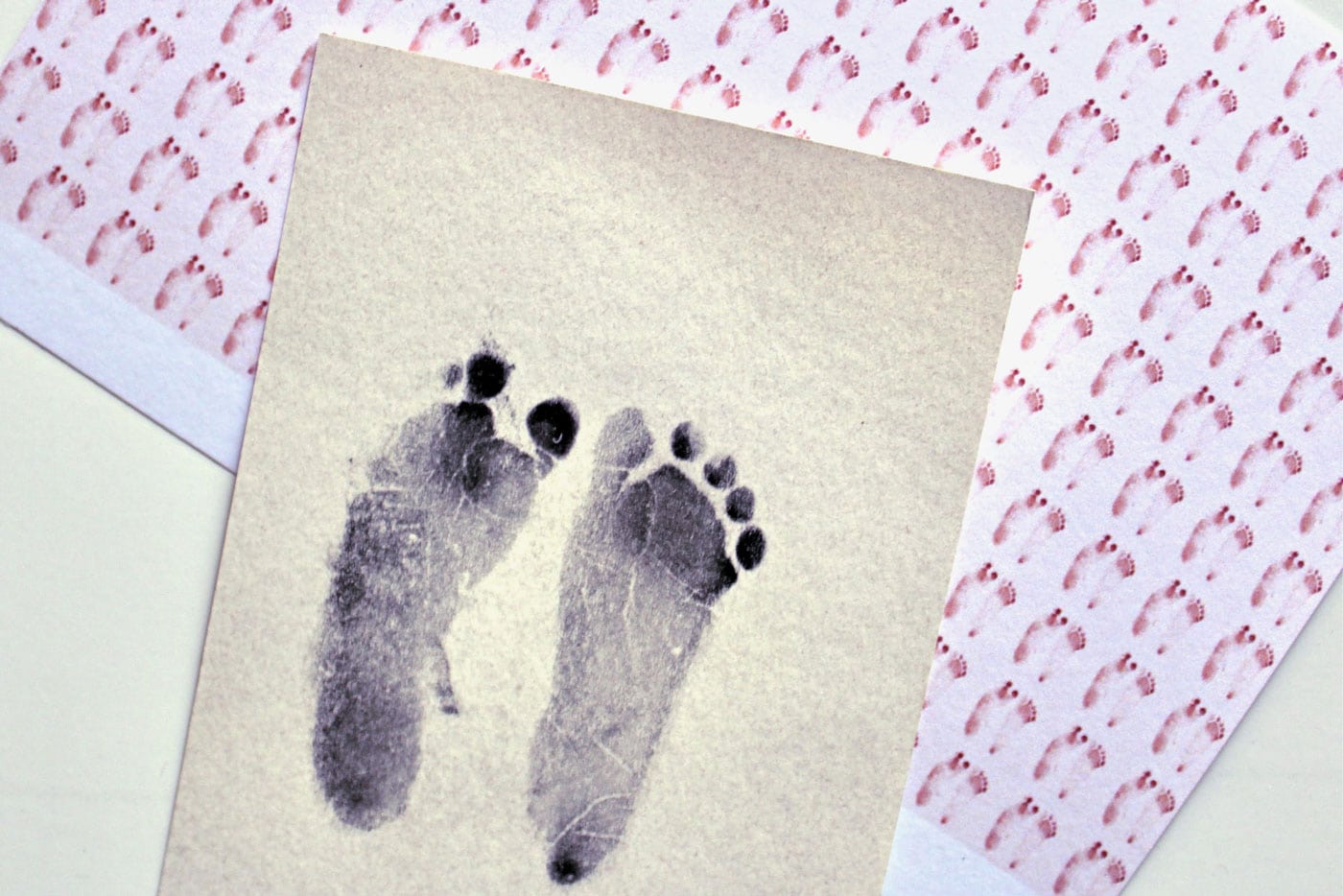 Image d'empreintes de pieds de bébé et de papier