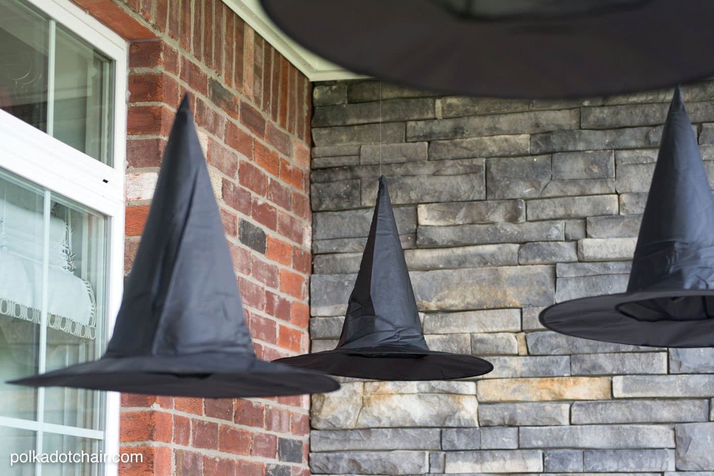 Idée déco astucieuse pour une véranda pour Halloween, les luminaires en chapeau de sorcière flottants, ils s'allument même la nuit !