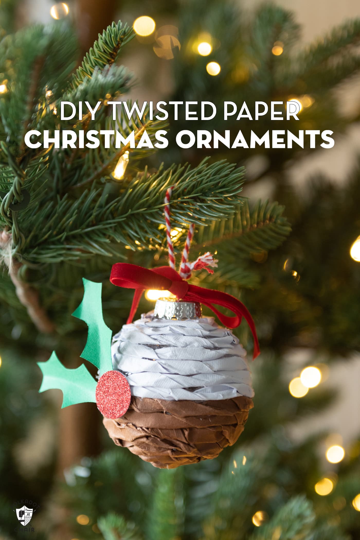 Ornement en papier torsadé accroché à l'arbre de Noël