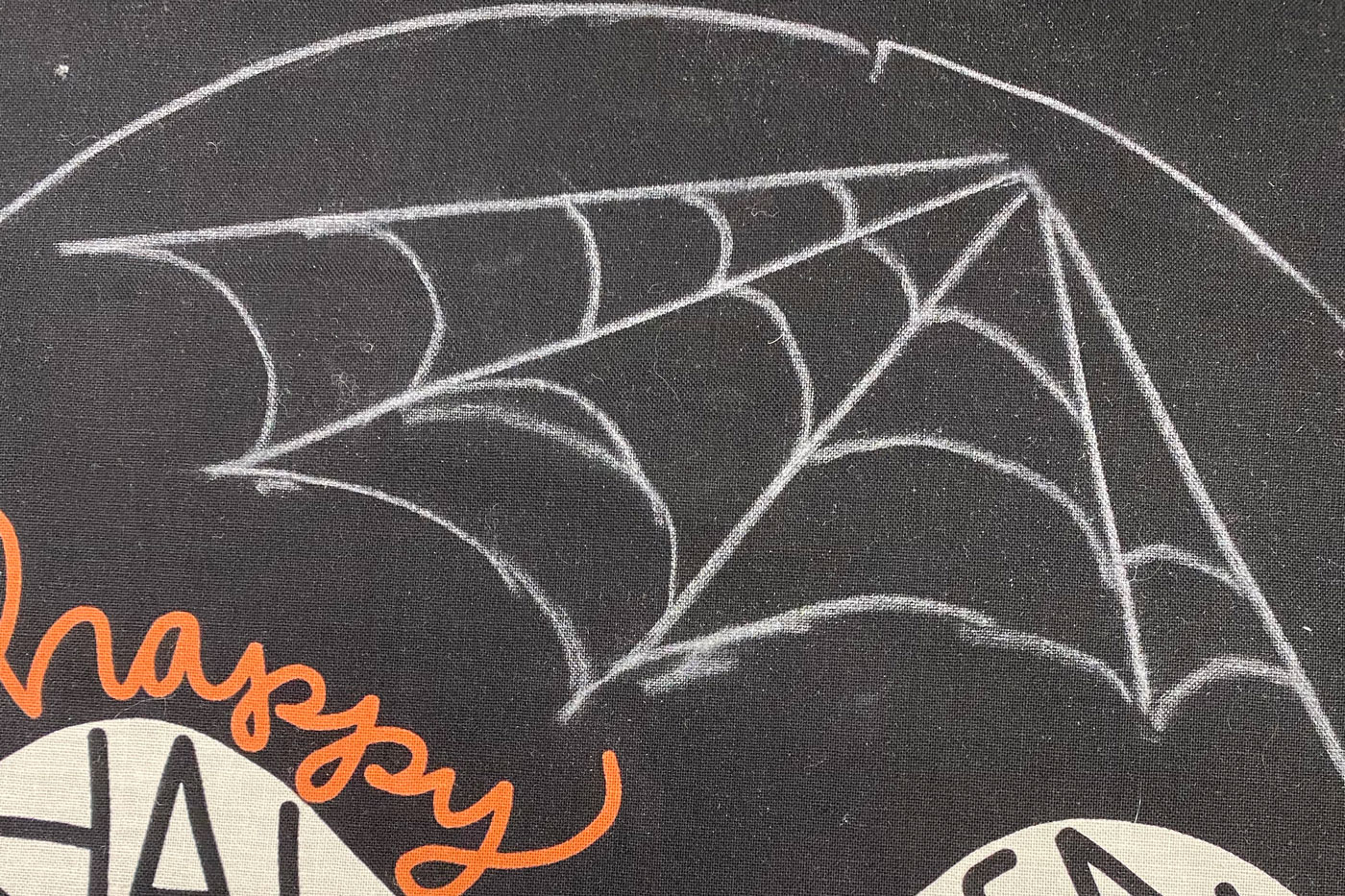 toile d'araignée à la craie sur tissu noir