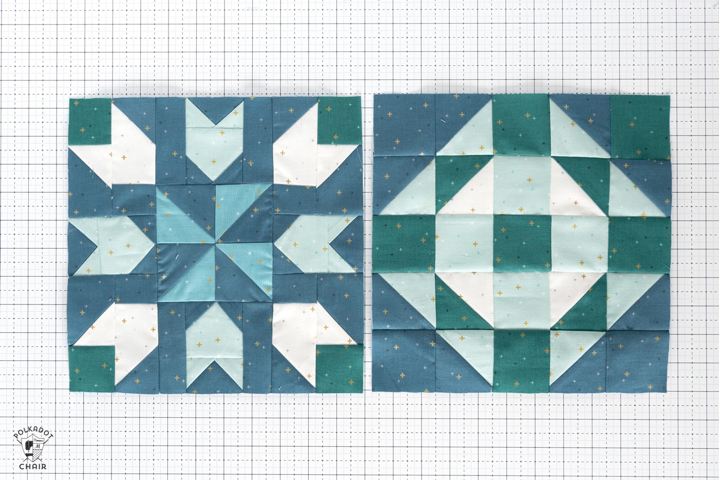 bloc de courtepointe bleu et blanc sur tapis de découpe blanc