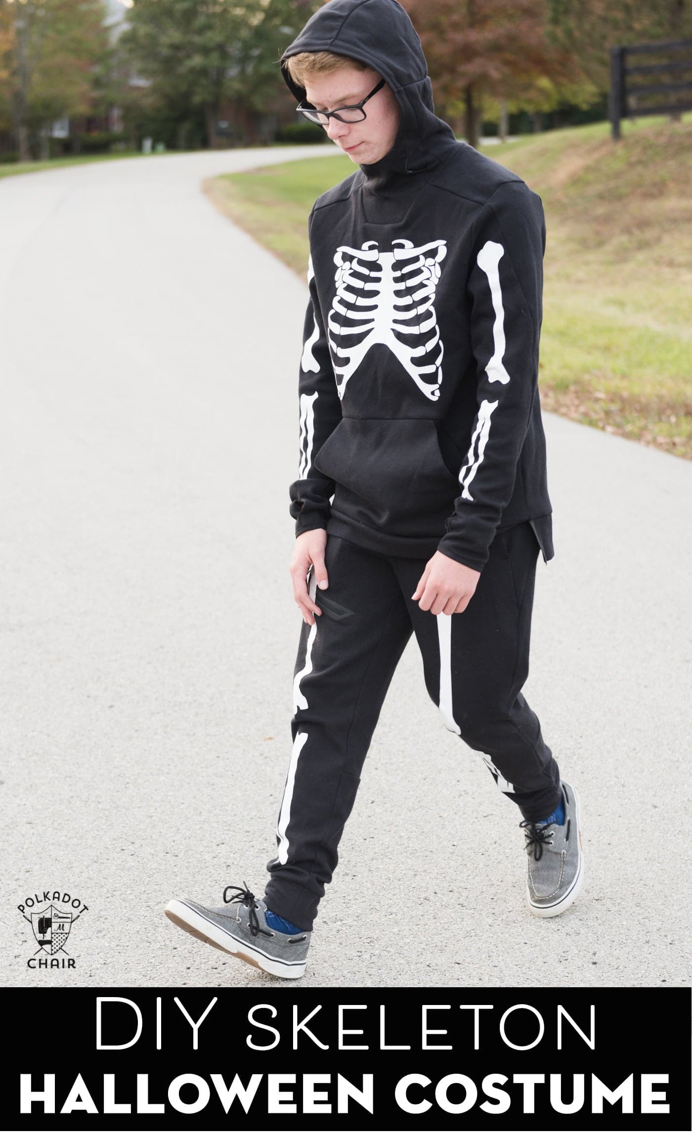 Costume de squelette DIY sur un adolescent debout à l'extérieur