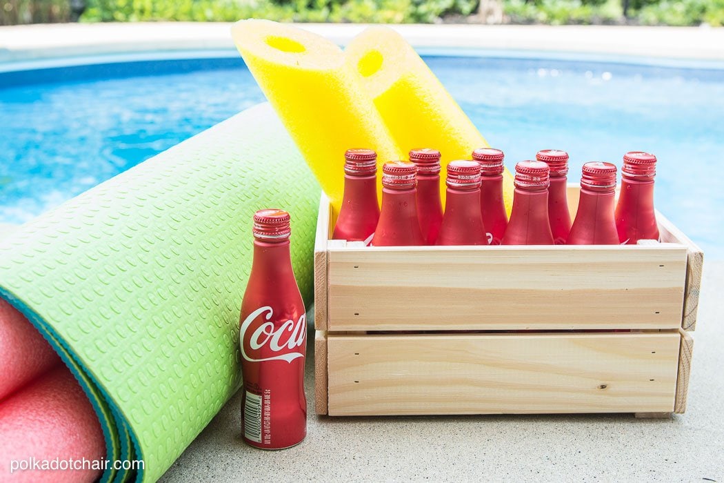 Jeu de bowling en plein air DIY, réalisé avec des bouteilles de Coca-Cola, un tapis de yoga et des nouilles de piscine !!