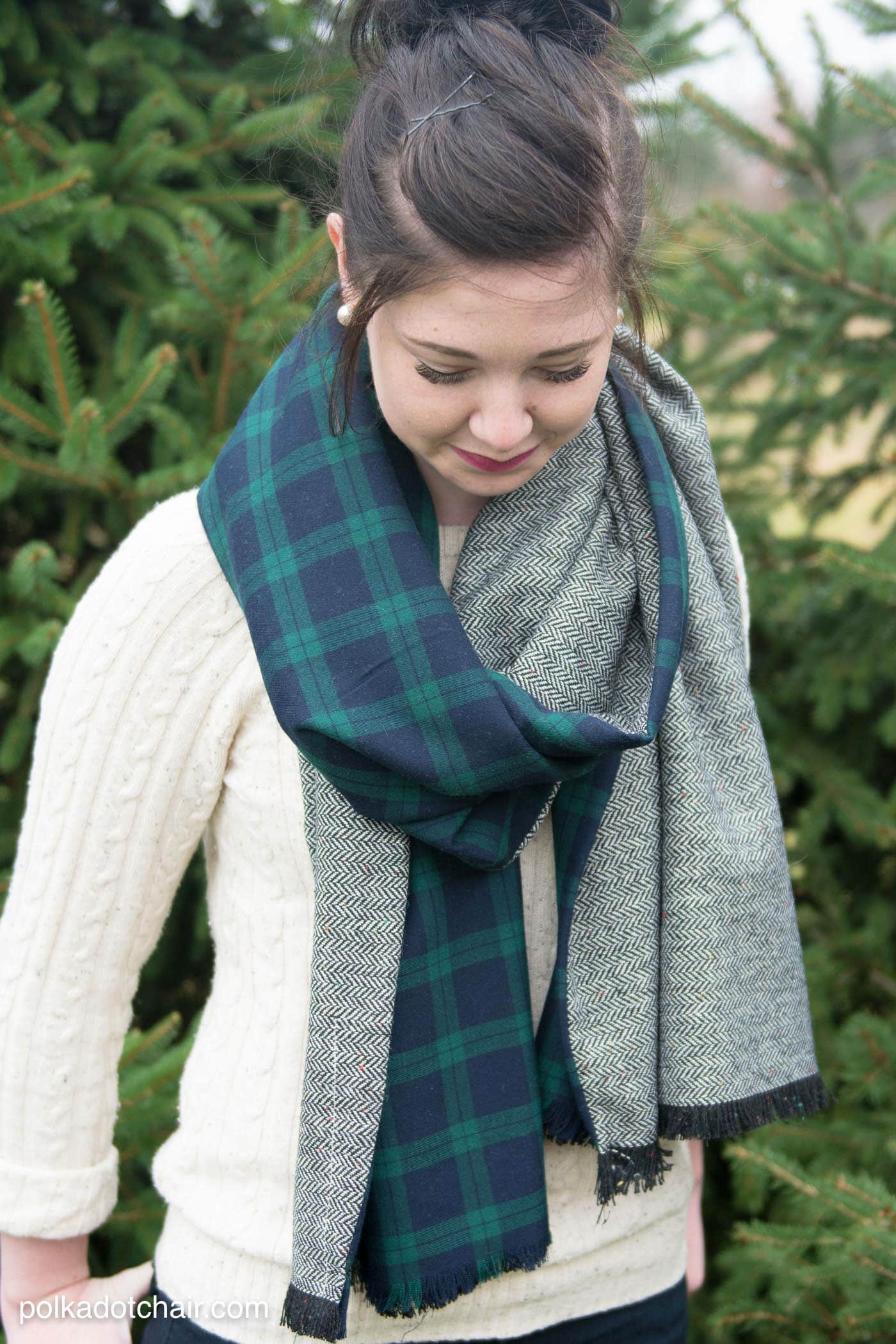 Patron de couture gratuit pour une écharpe d'hiver surdimensionnée en laine avec franges... elle a l'air si chaude et confortable