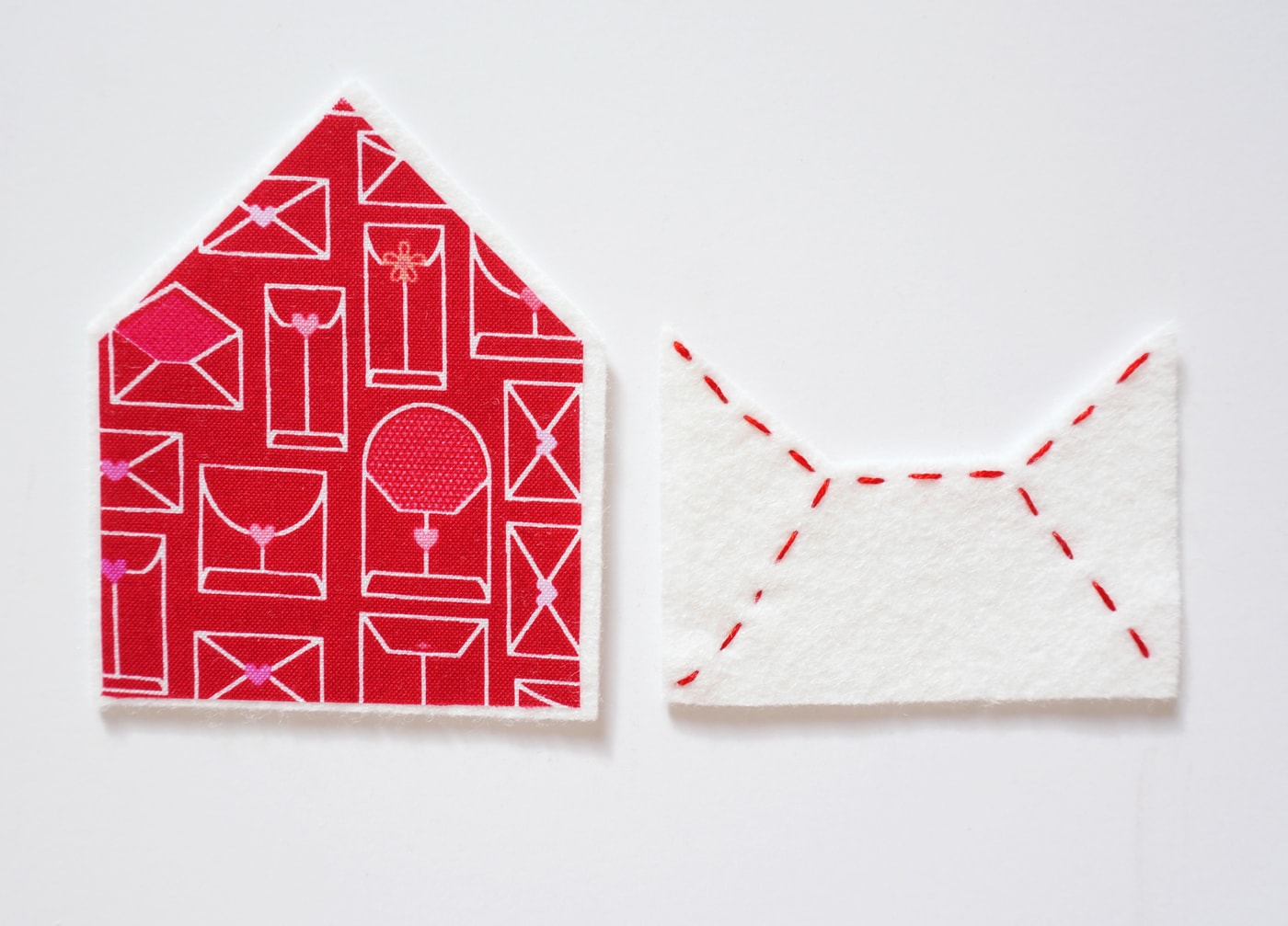 Un modèle gratuit pour "Love Notes", une idée artisanale pour la Saint-Valentin. Un tutoriel sur les enveloppes en feutre - avec broderie à la main et appliques en feutre #ValentinesDay #ValentinesDayCraft #FeltEnvelope #FeltCrafts #FeltProject #EmbroideryHoopArt