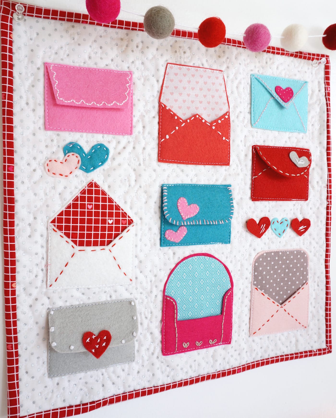 Un modèle gratuit pour "Love Notes", une idée artisanale pour la Saint-Valentin. Un tutoriel sur les enveloppes en feutre - avec broderie à la main et appliques en feutre #ValentinesDay #ValentinesDayCraft #FeltEnvelope #FeltCrafts #FeltProject #EmbroideryHoopArt
