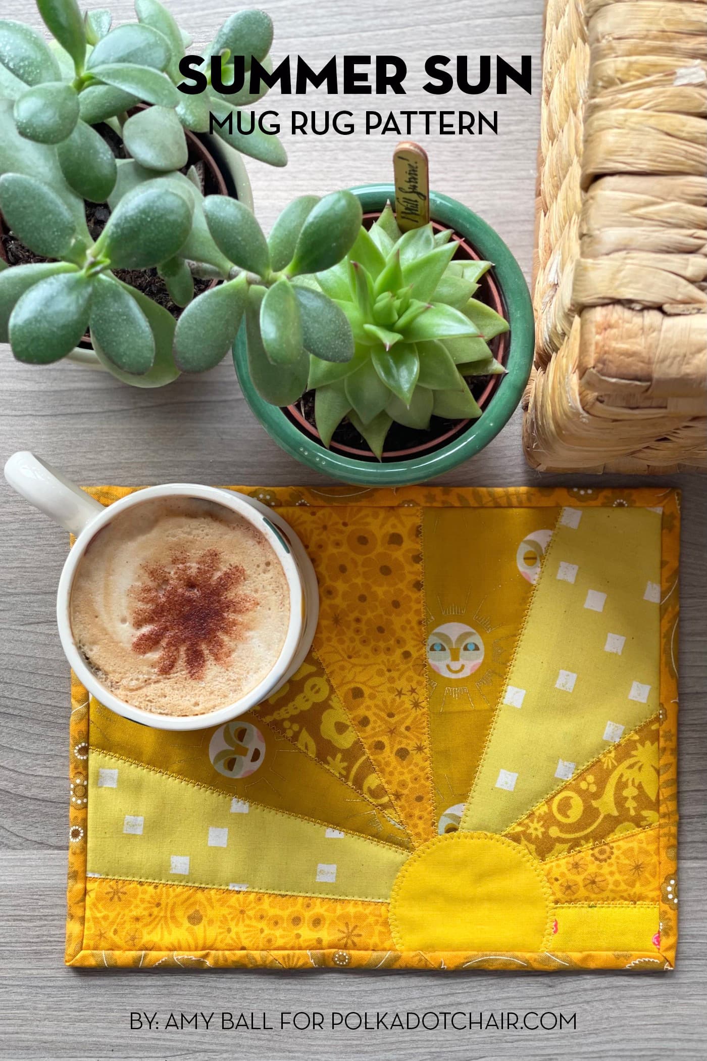 tapis et tasse de tasse de soleil jaune sur la table à l'extérieur